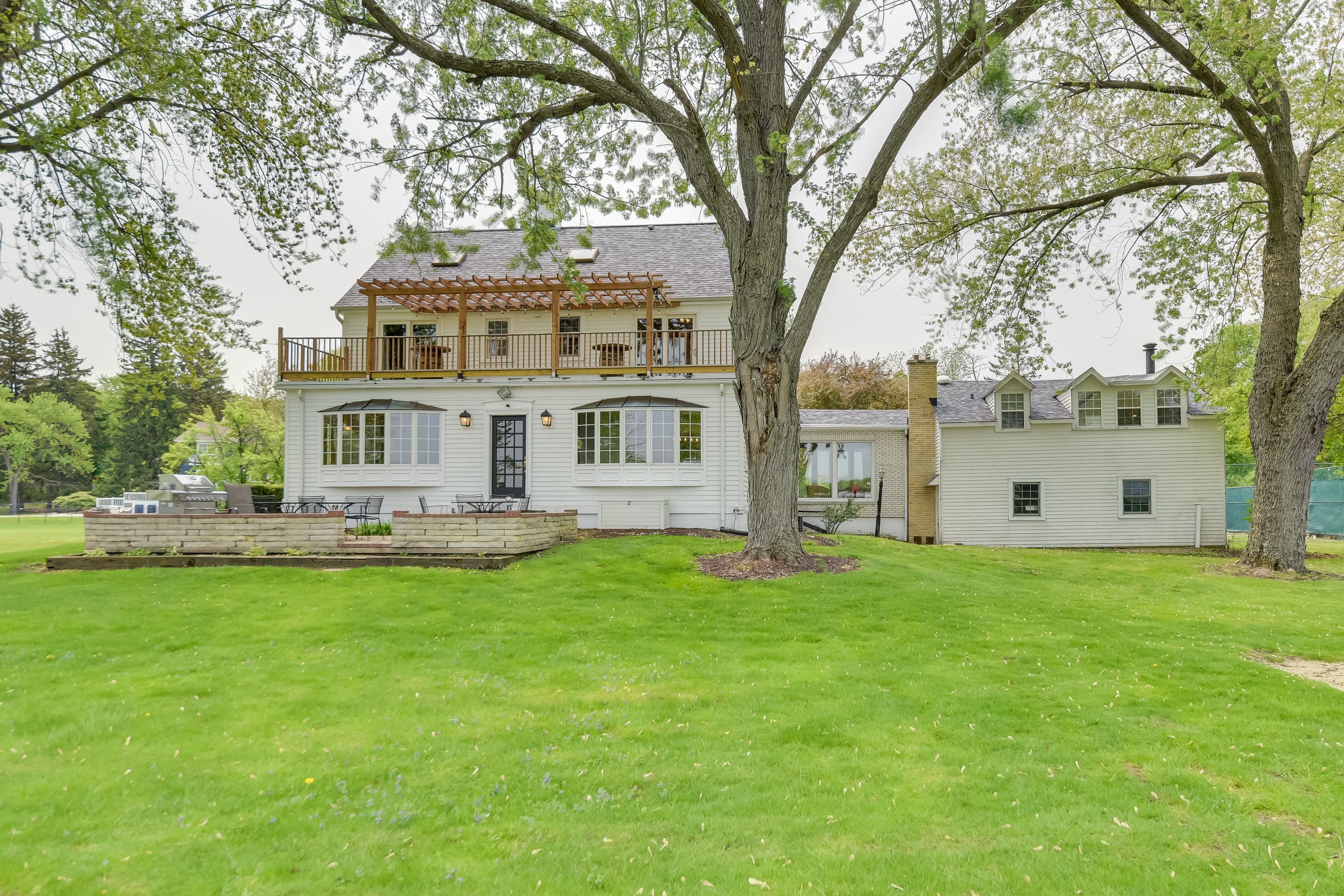 Private Backyard | Volleyball | Wood-Burning Fire Pit