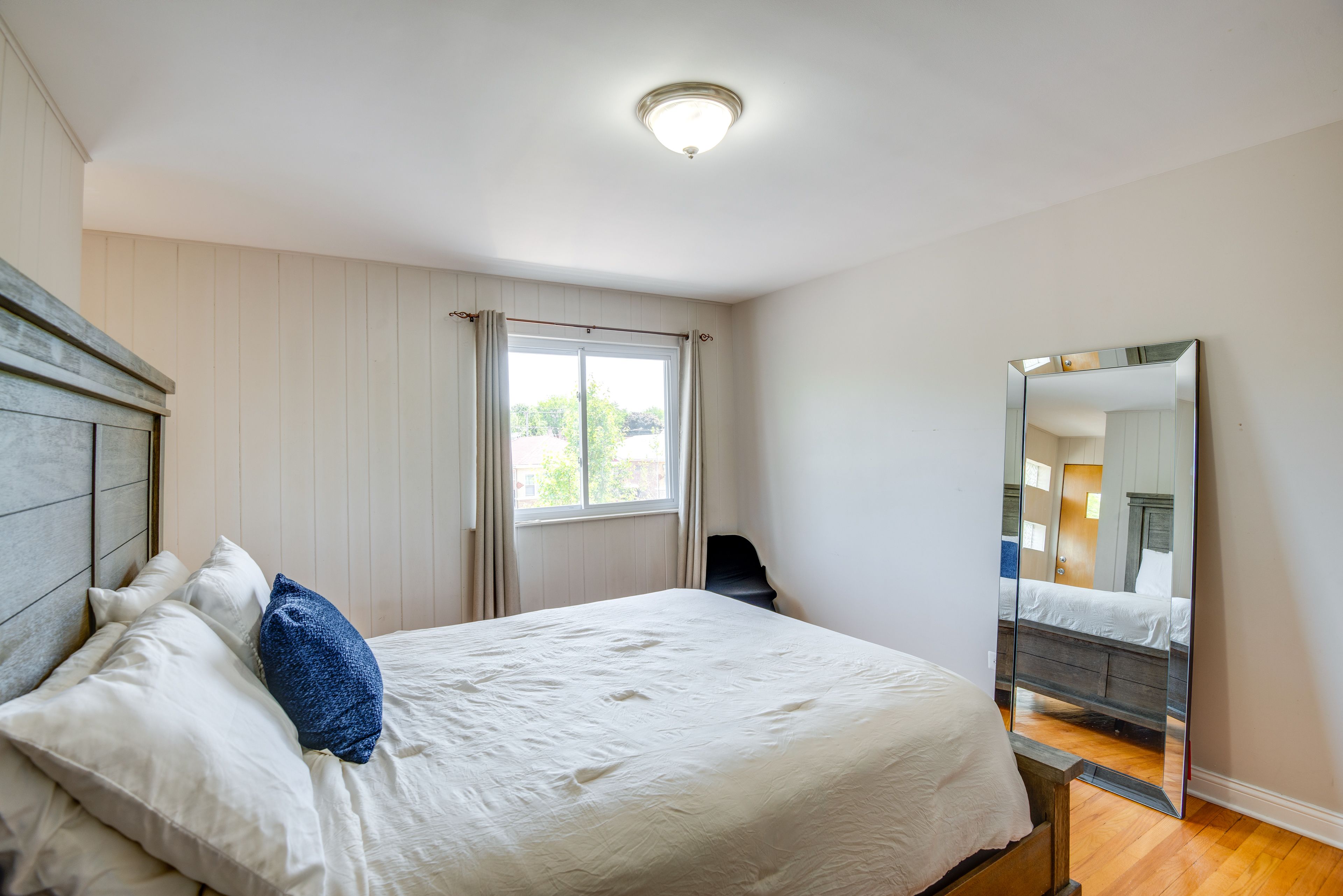 Bedroom 1 | Queen Bed