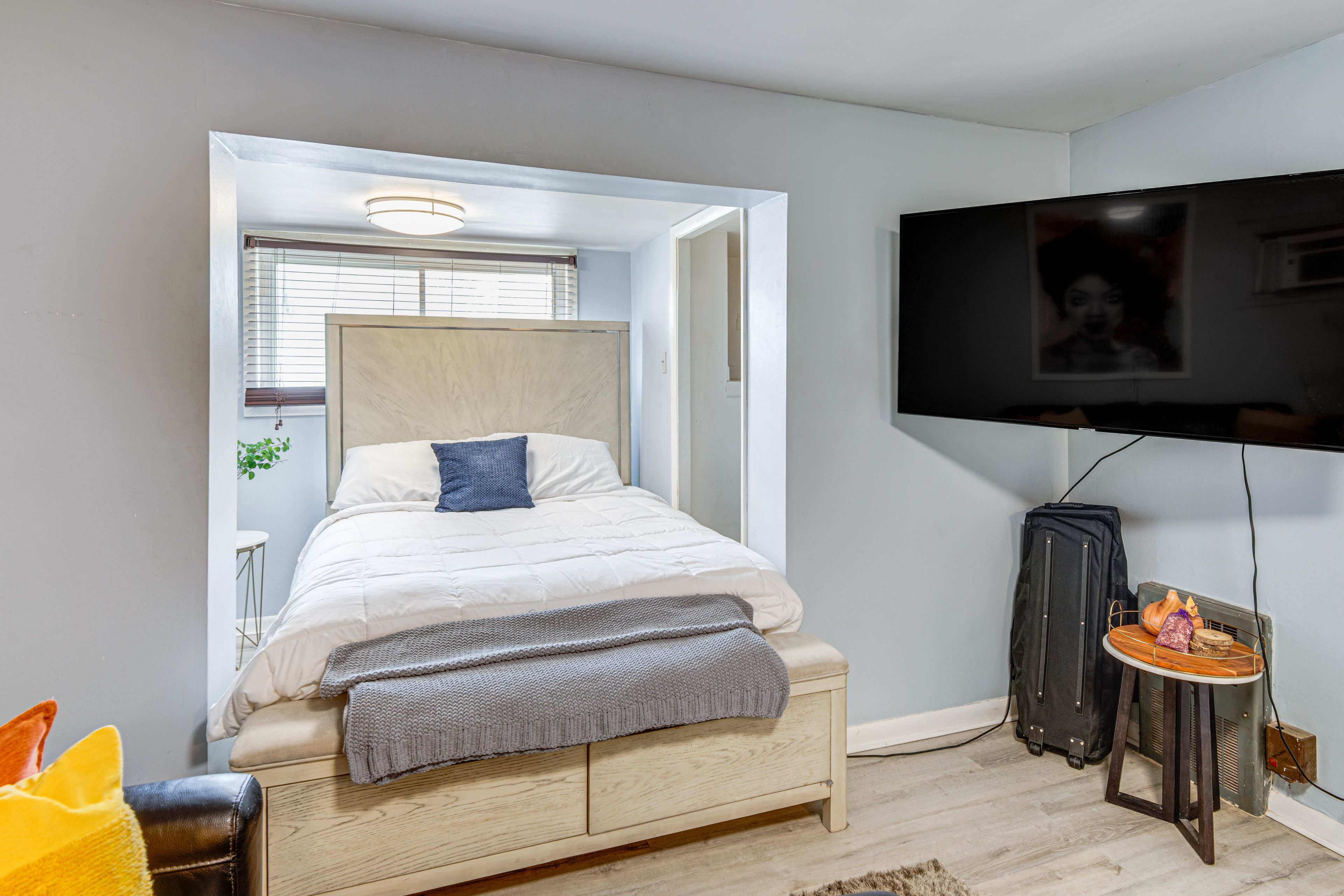 Studio | Queen Bed | Linens Provided