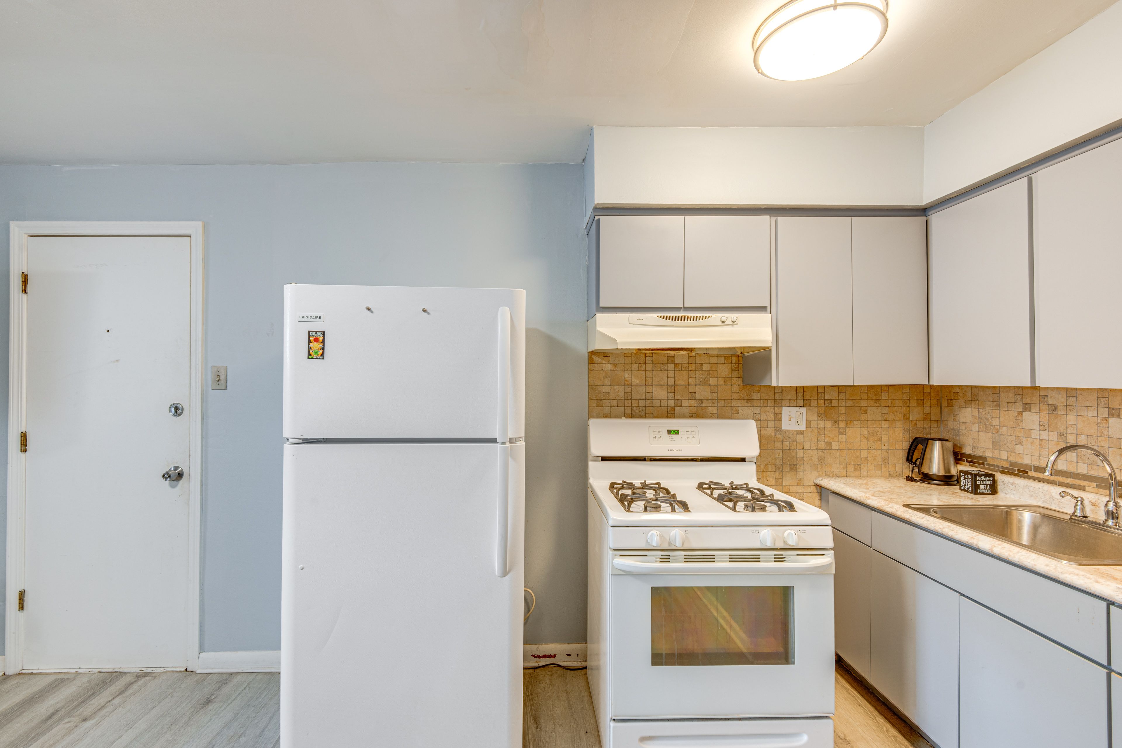 Kitchenette | Stove/Oven | Electric Kettle