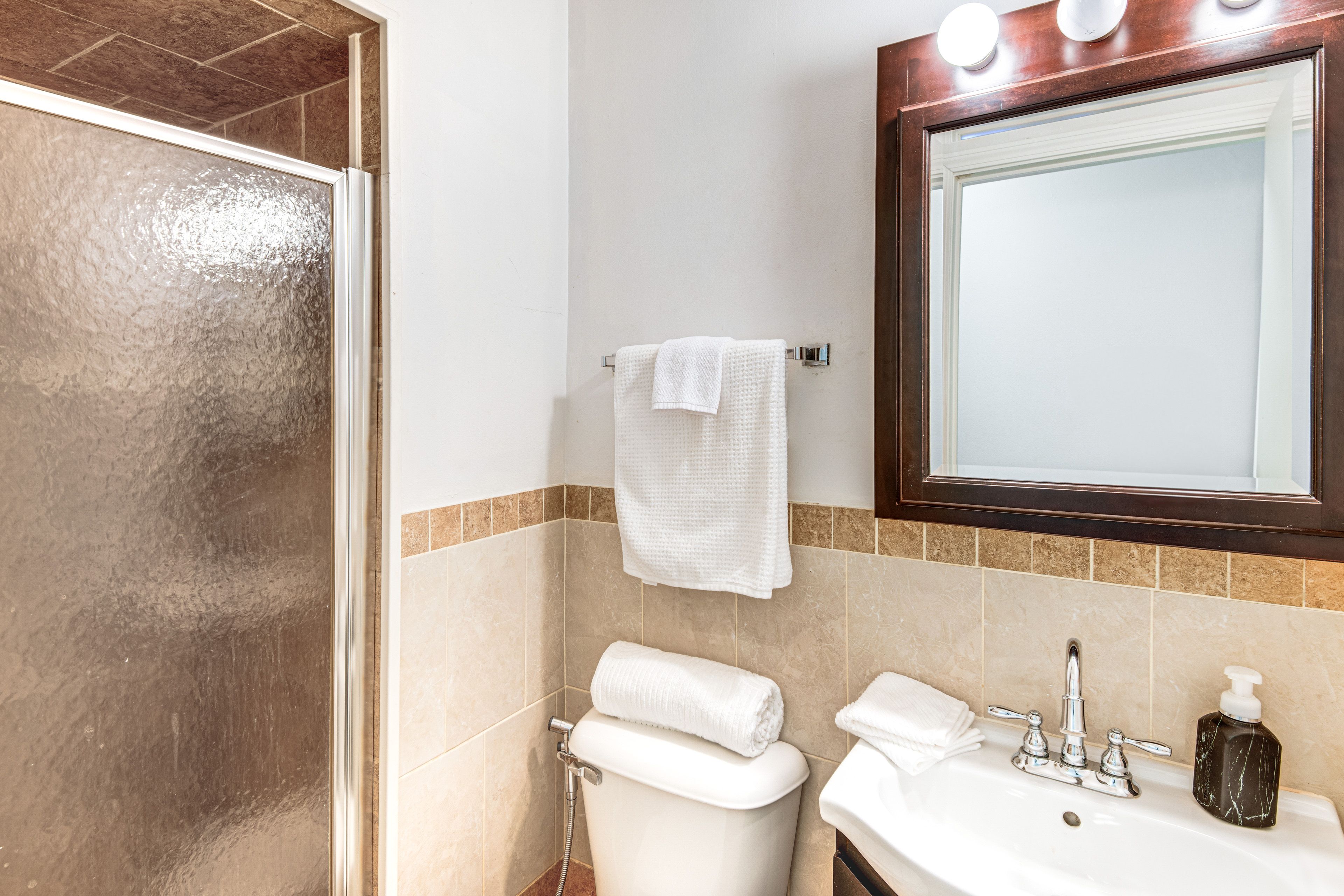 Full Bathroom | Towels Provided