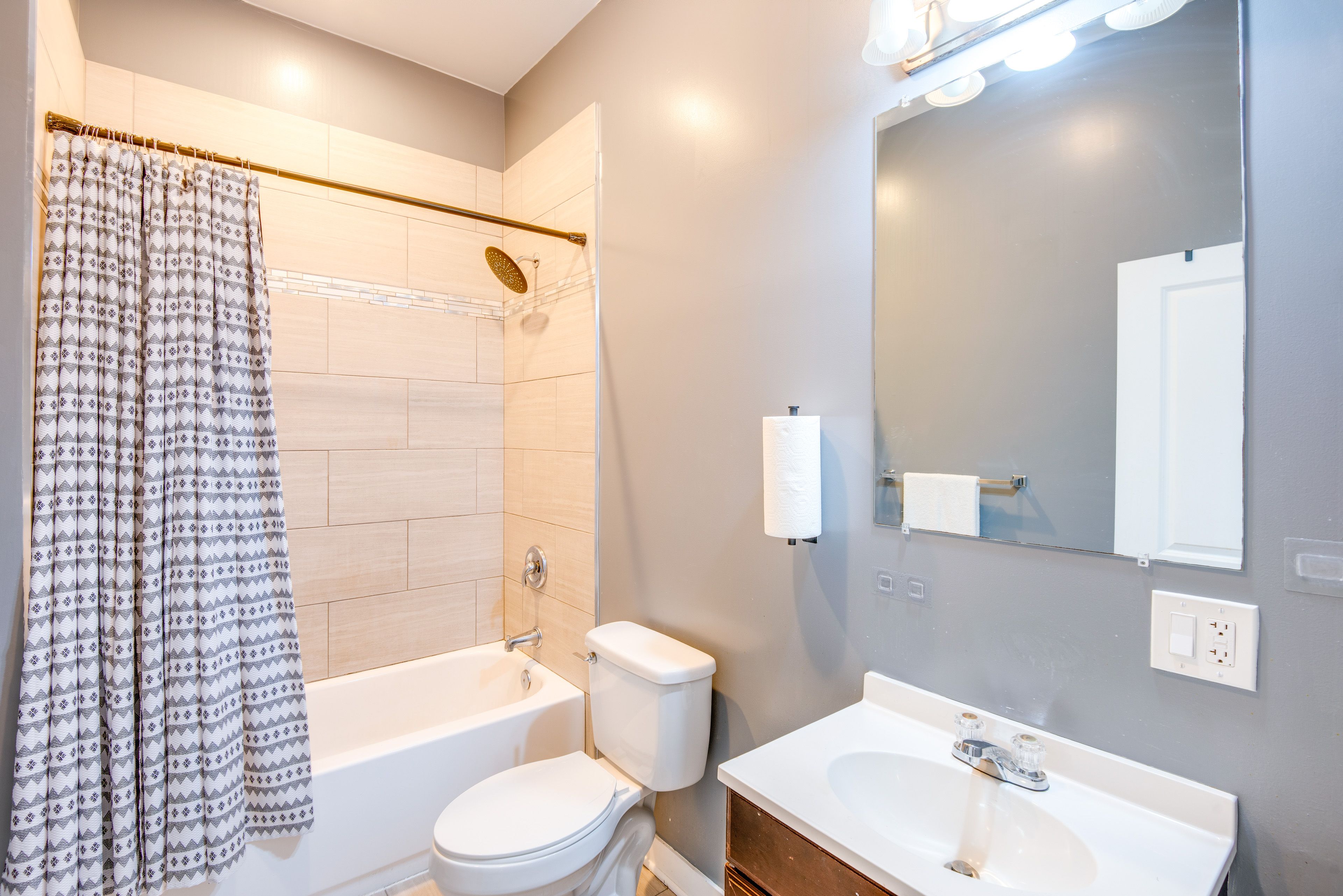 Full Bathroom | Towels Provided