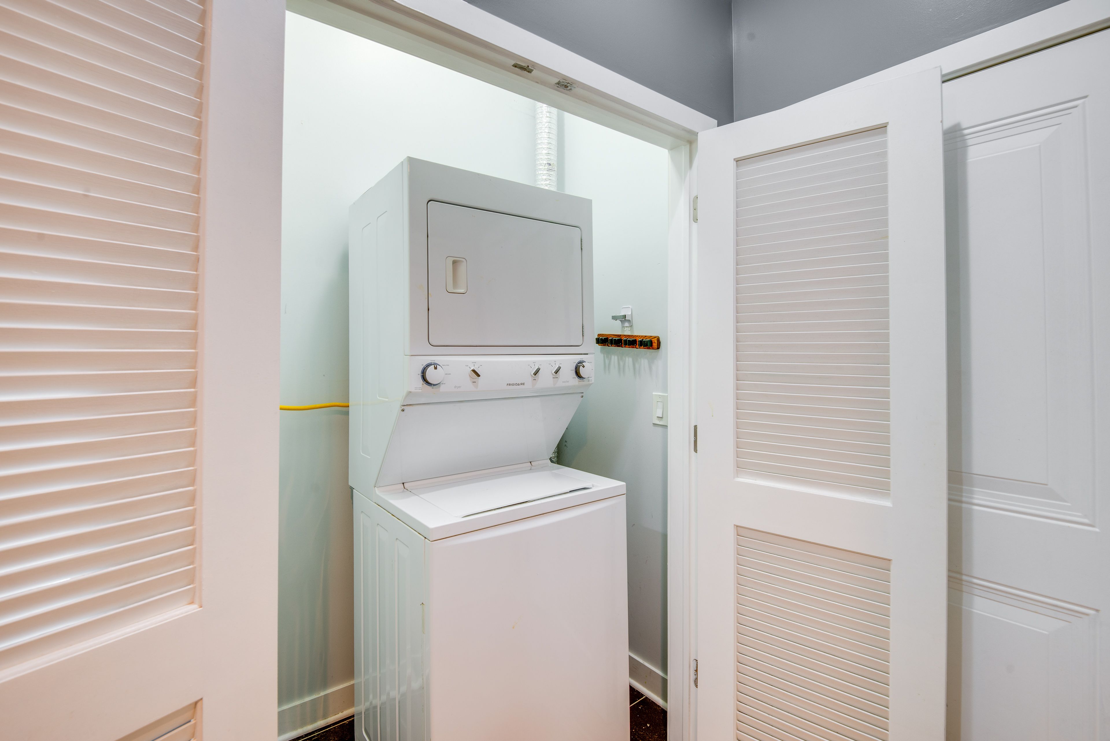Laundry Closet | Washer & Dryer