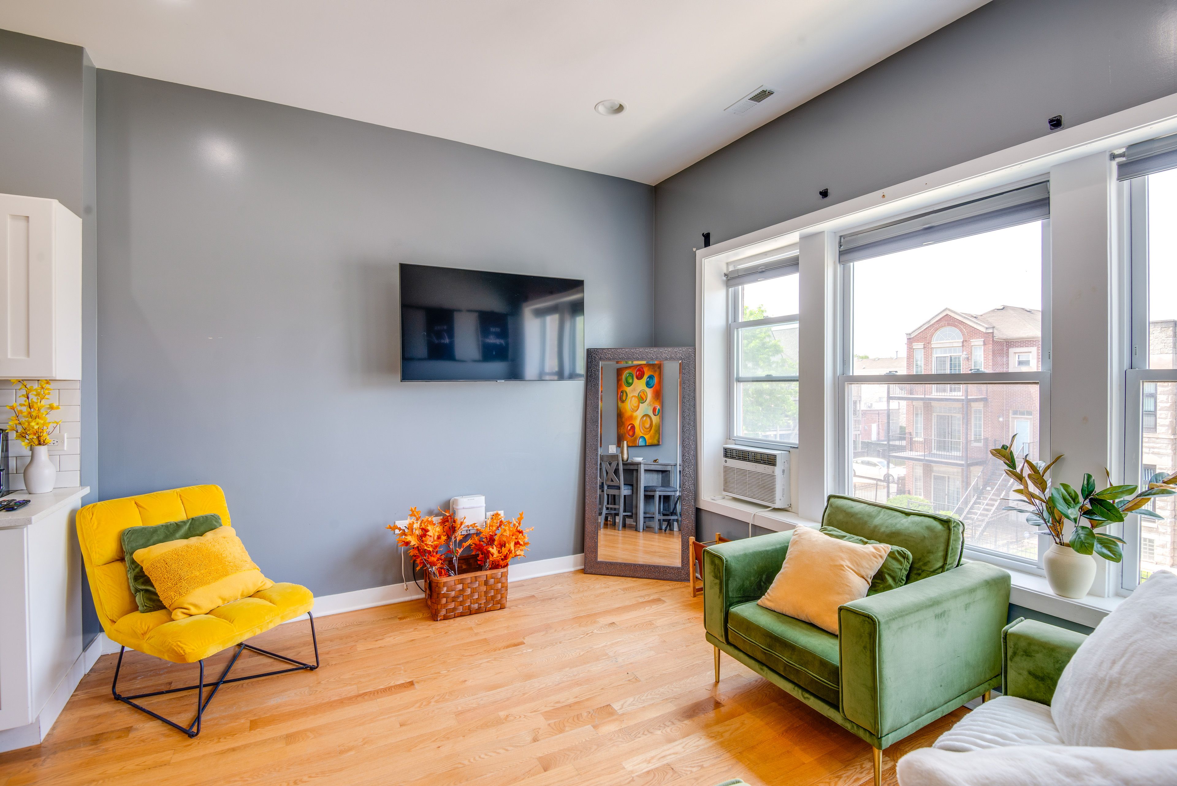 Living Room | Smart TV | Free WiFi | Central A/C & Heating