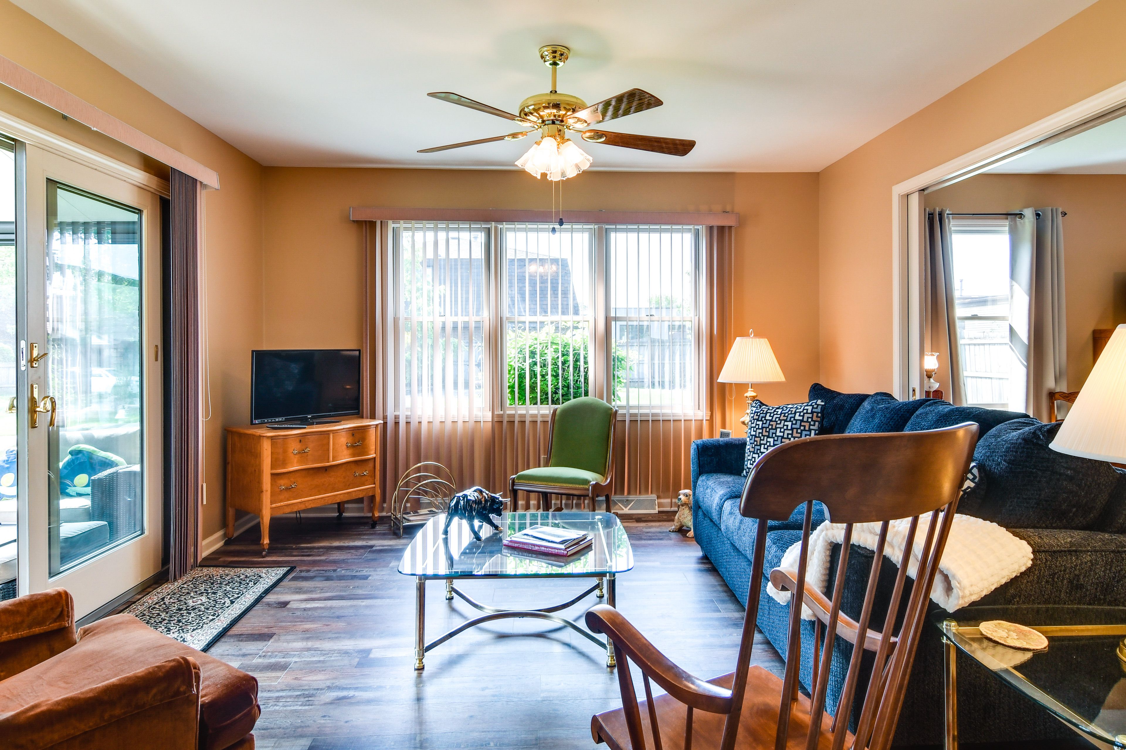 Living Room | Free WiFi | Flat-Screen TVs | Central A/C & Heating