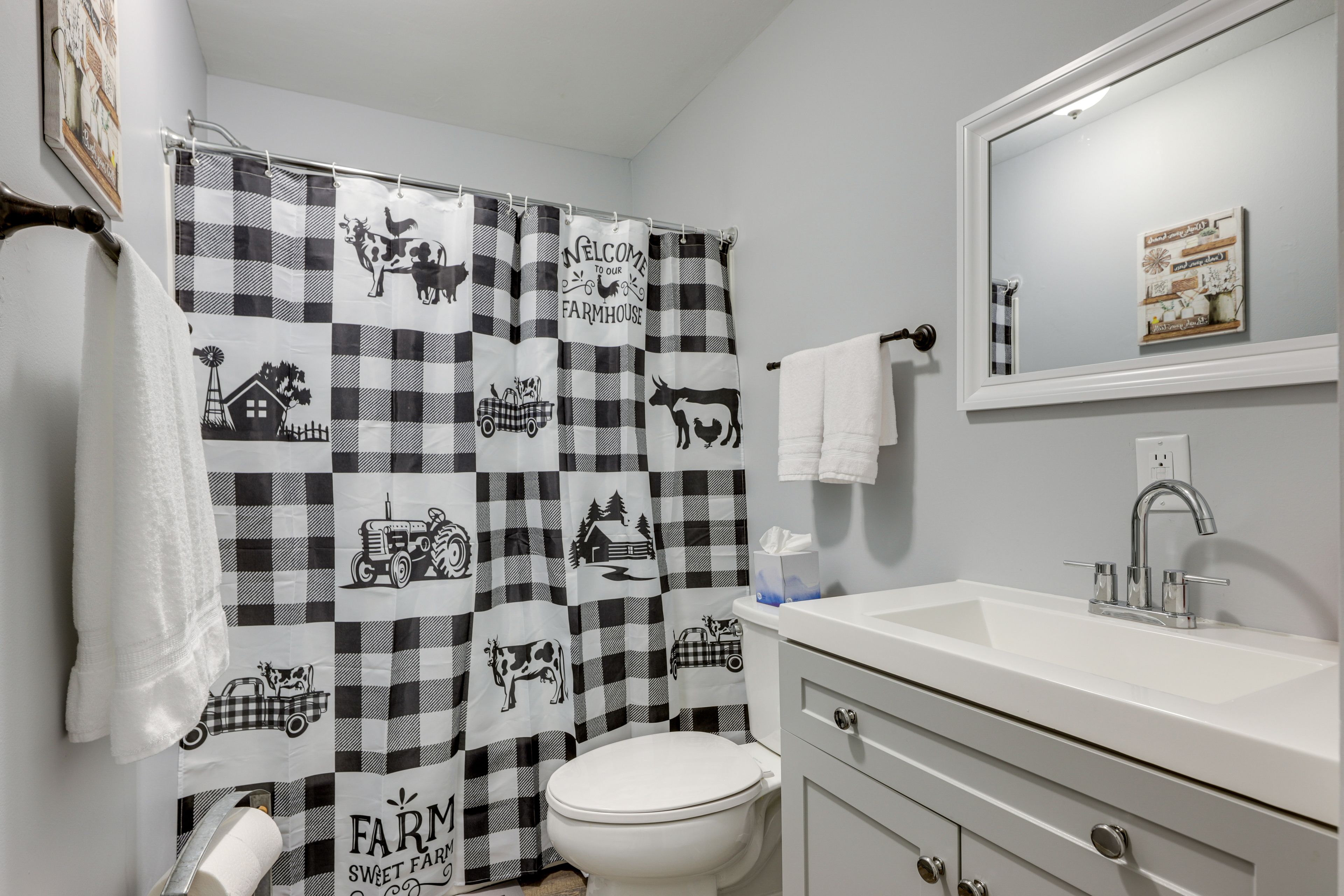 Full Bathroom | Shower/Tub Combo | Towels Provided | Complimentary Toiletries