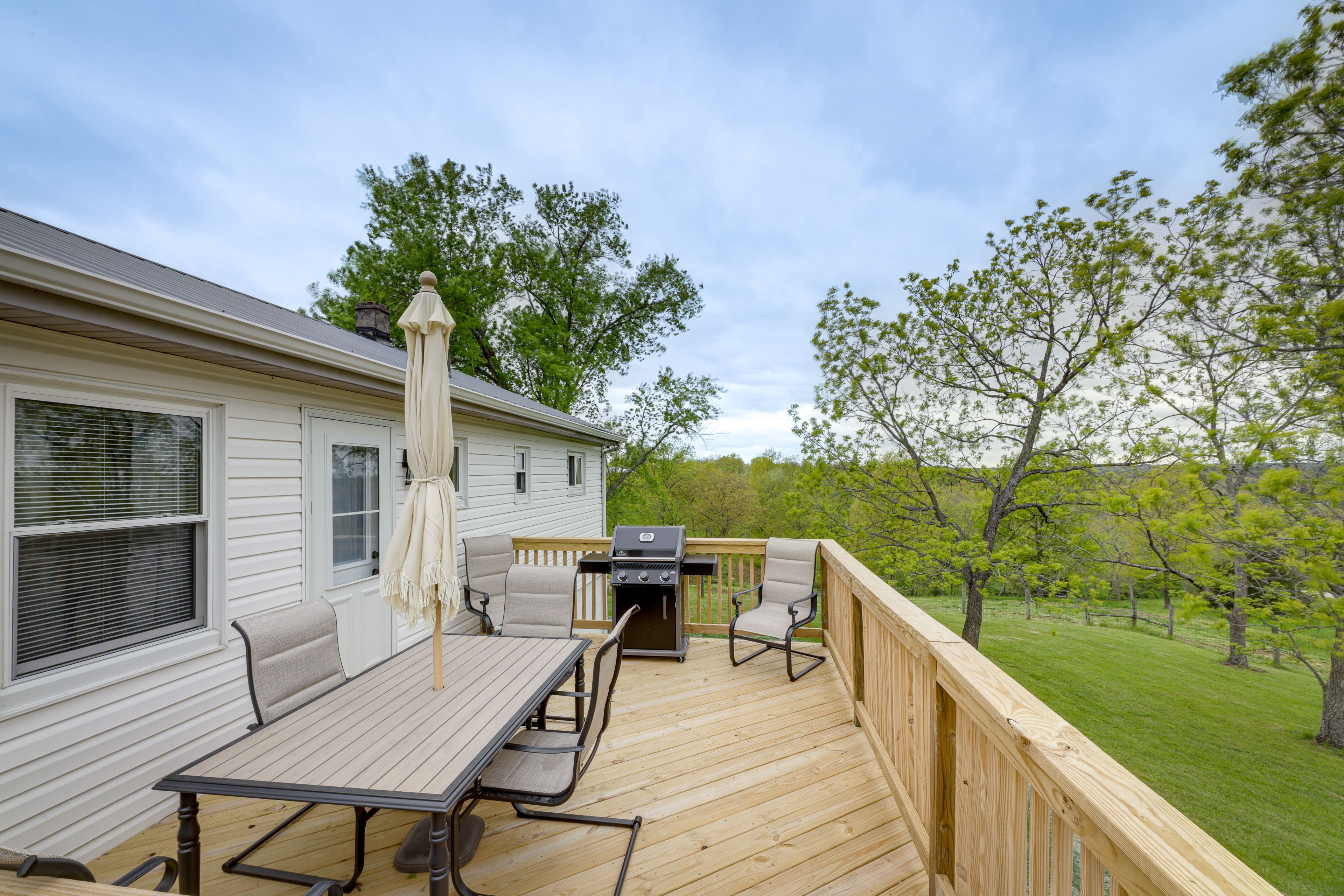 Deck | Charcoal Grill | Gas Grill | Outdoor Seating & Dining