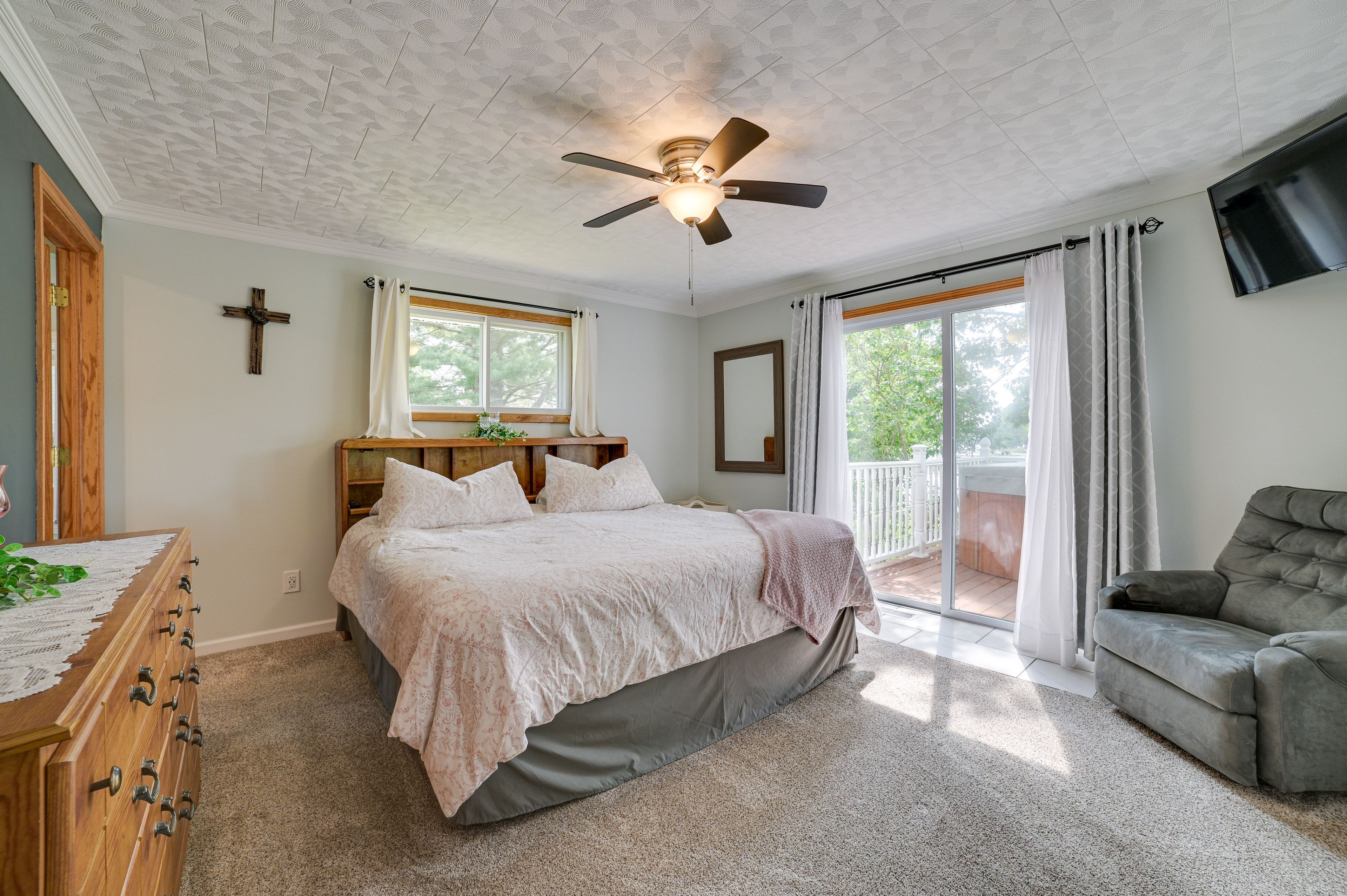 Bedroom 1 | King Bed | Deck Access | En-Suite Bathroom