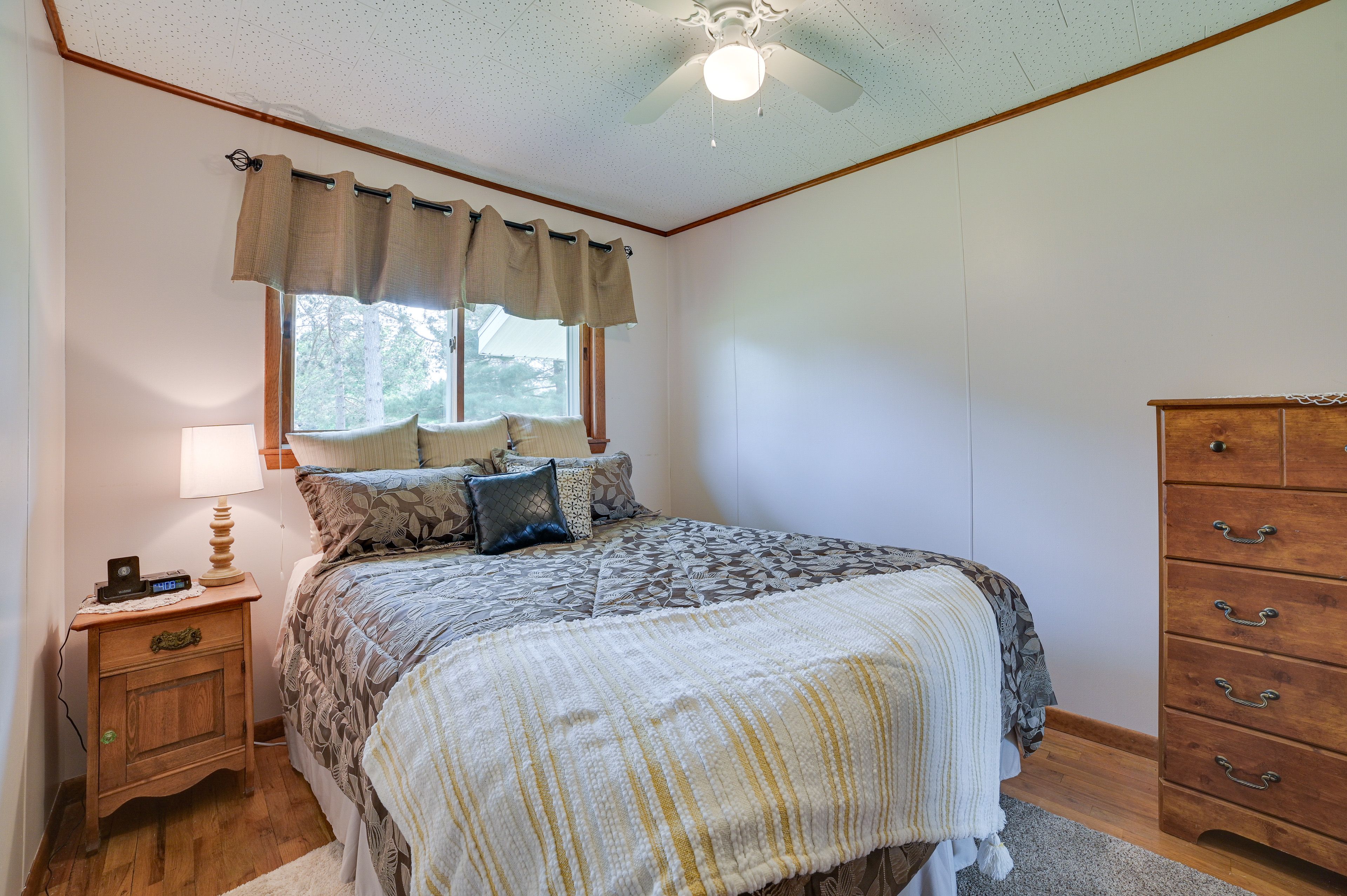 Bedroom 2 | Queen Bed