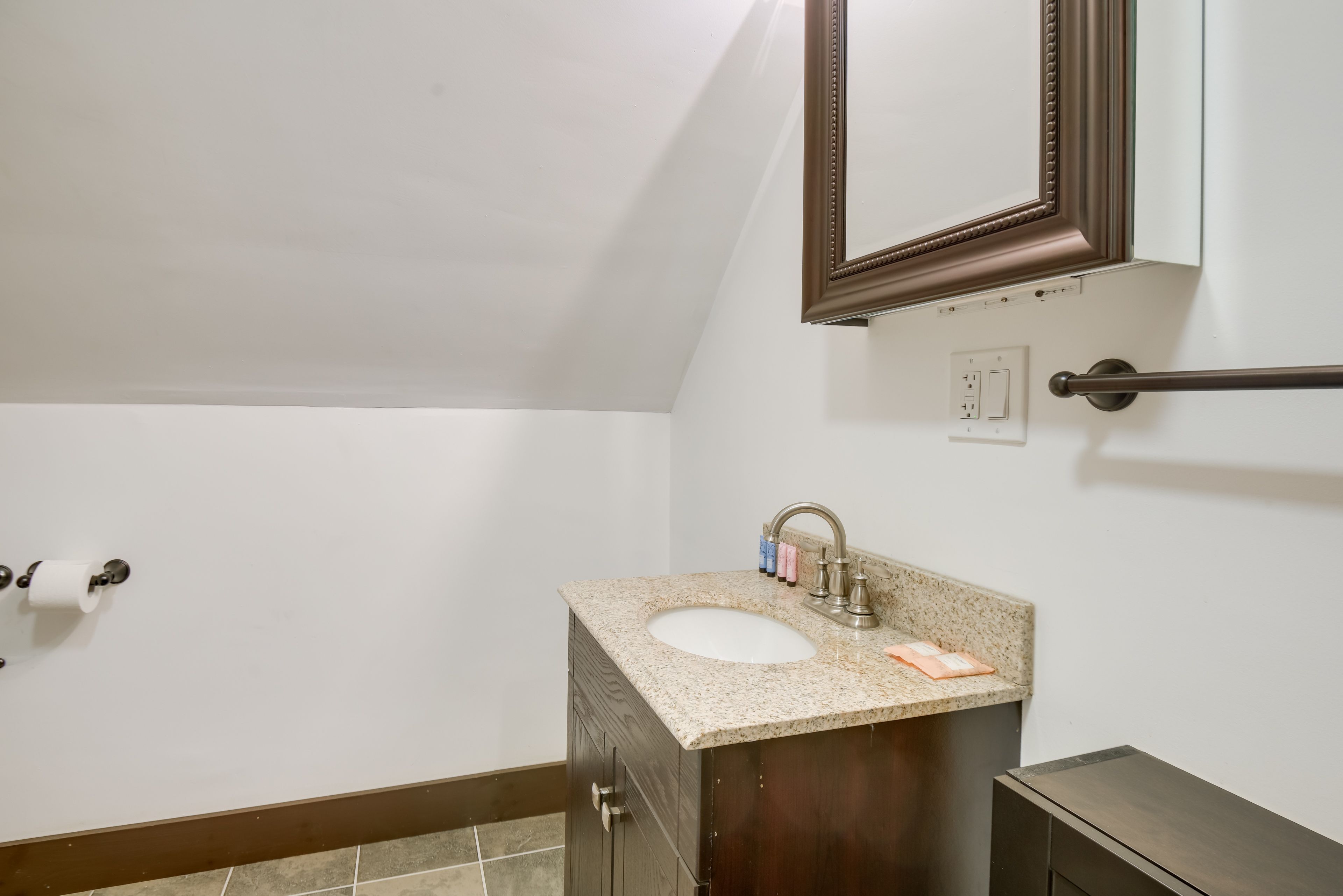 Full Bathroom | Towels Provided | Complimentary Toiletries