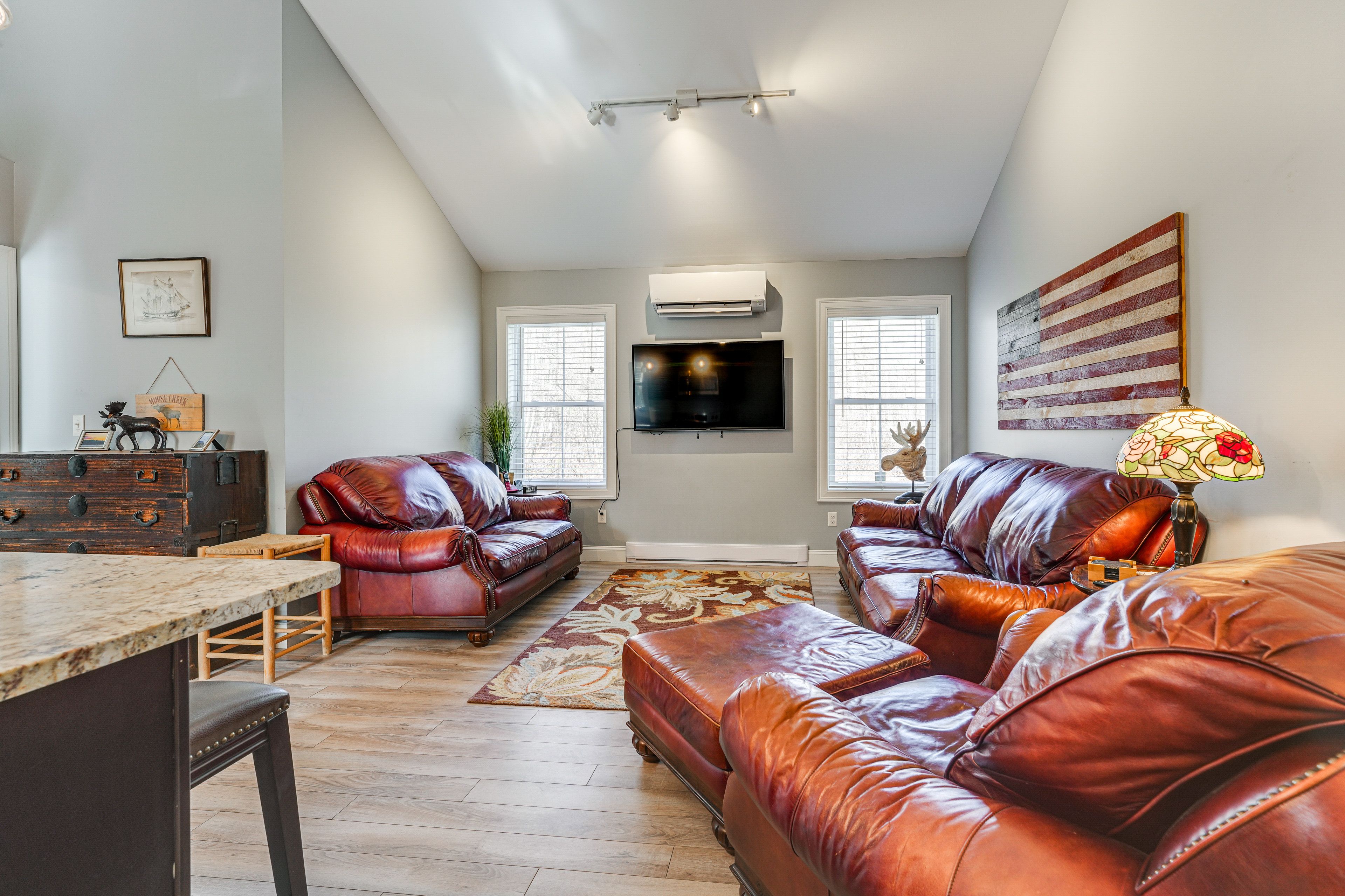 Living Room | Smart TV w/ Cable | Central Heating & A/C | Free WiFi