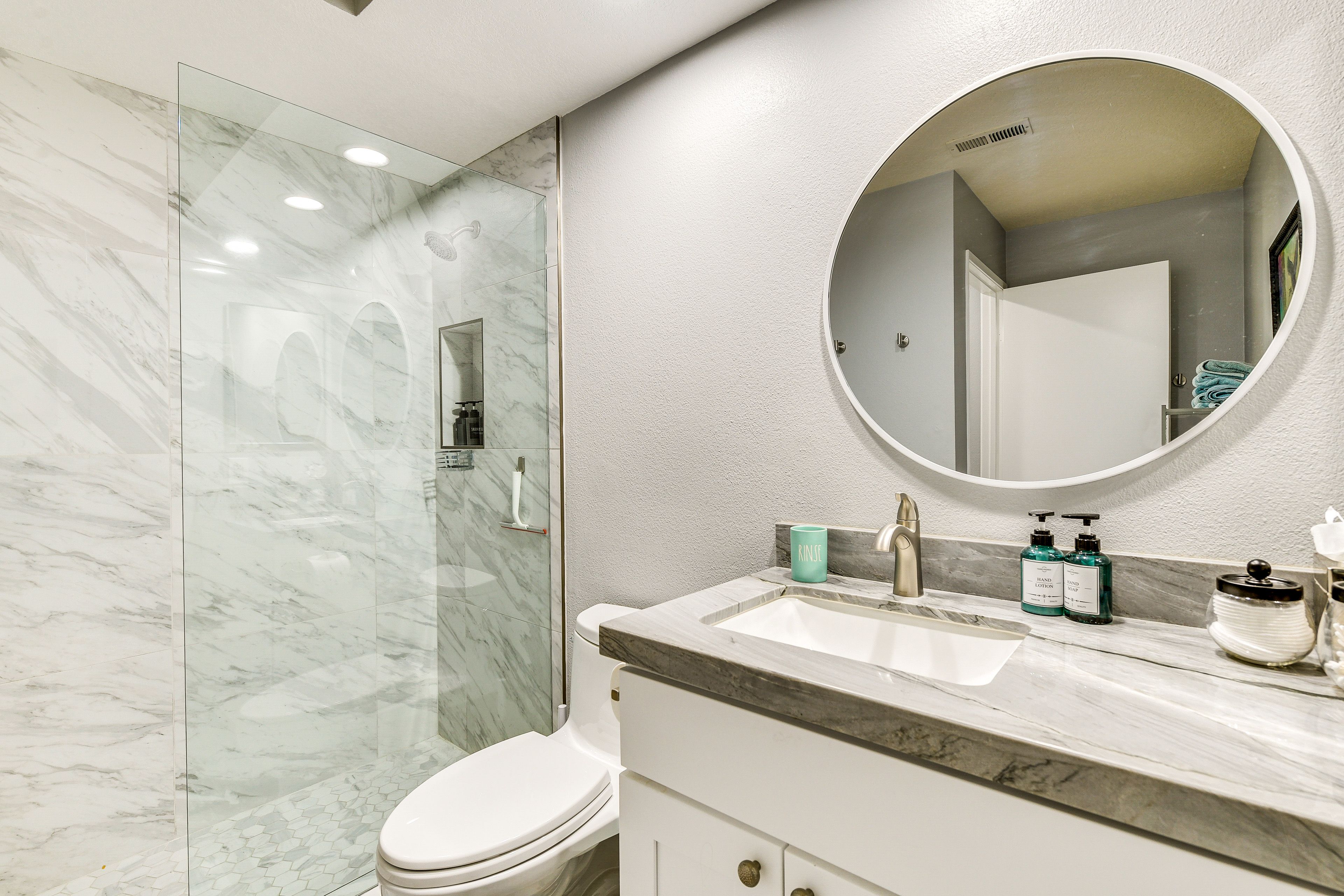 Full Bathroom | Towels Provided