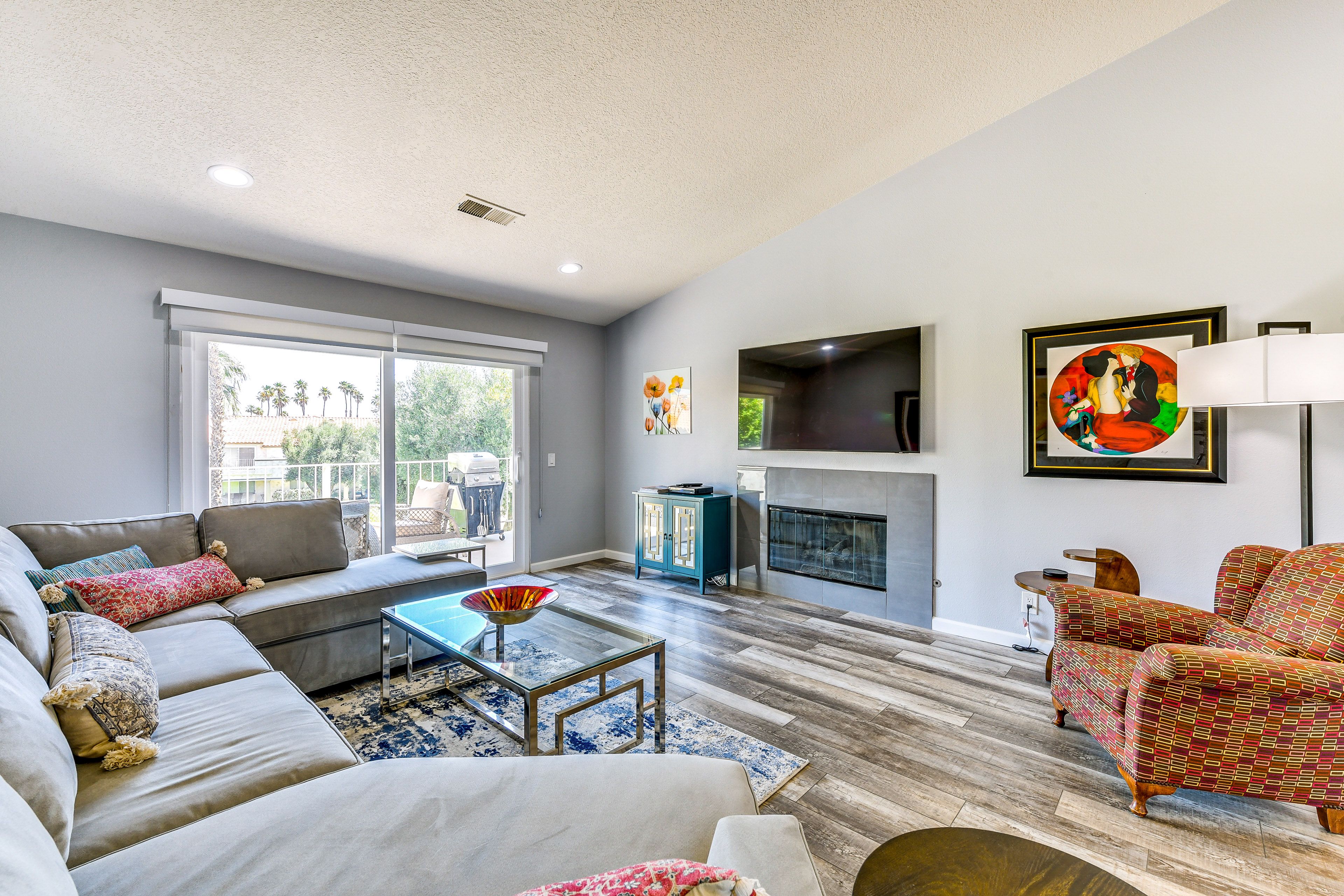 Living Room | Main Floor | Central Air Conditioning | Smart TV