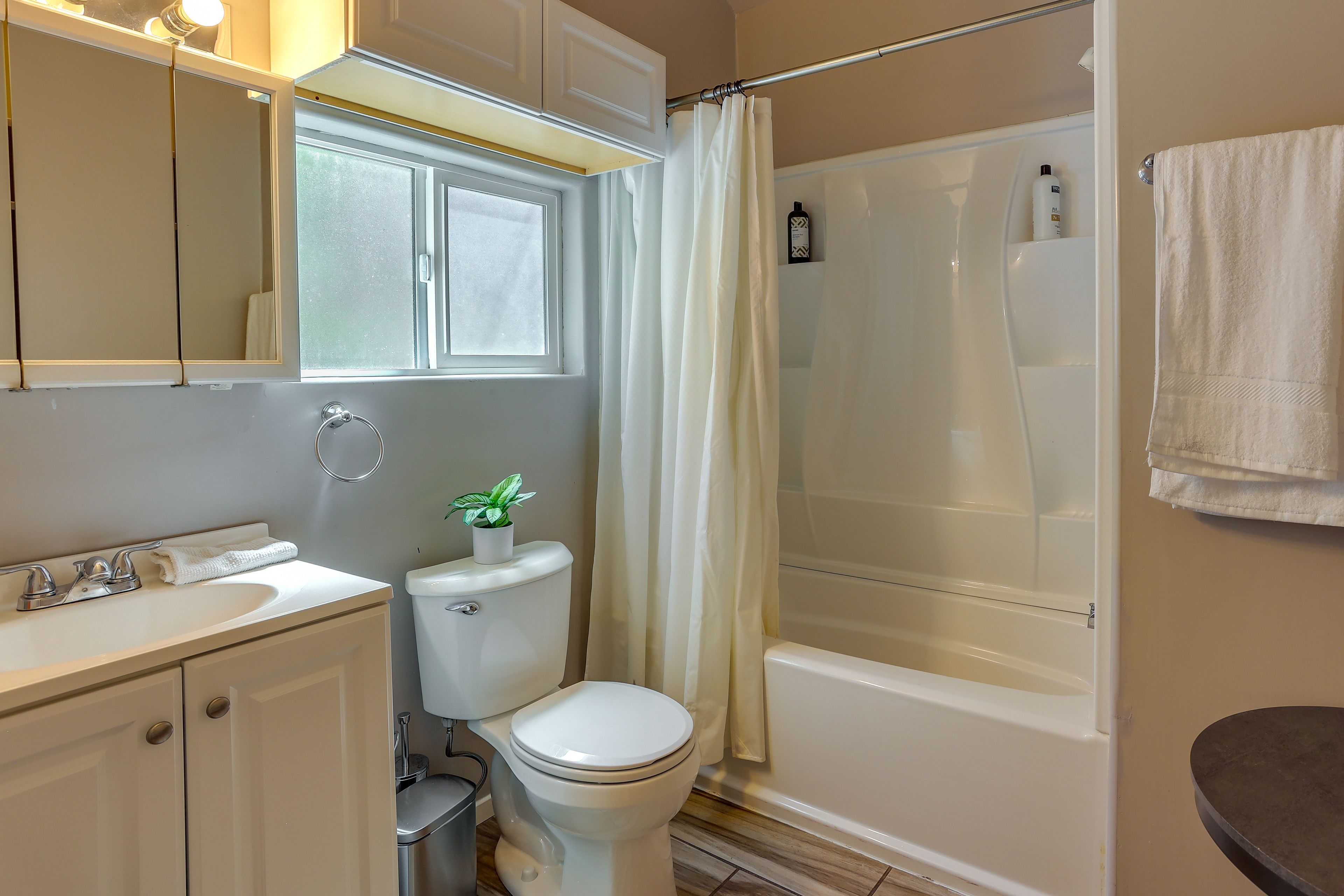 Full Bathroom | Towels Provided | Complimentary Toiletries