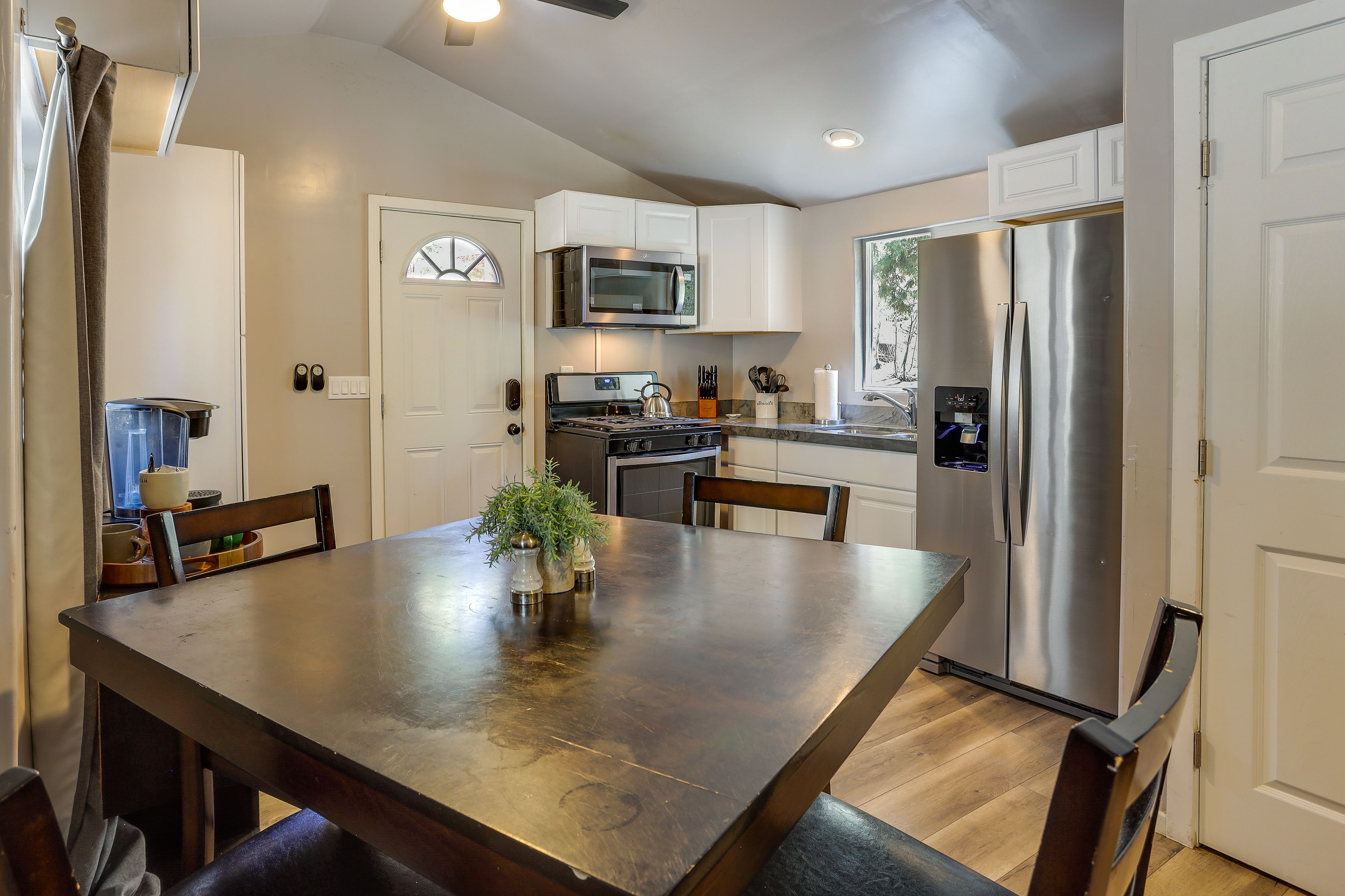 Dining Area | Dishware Provided | Smart TV