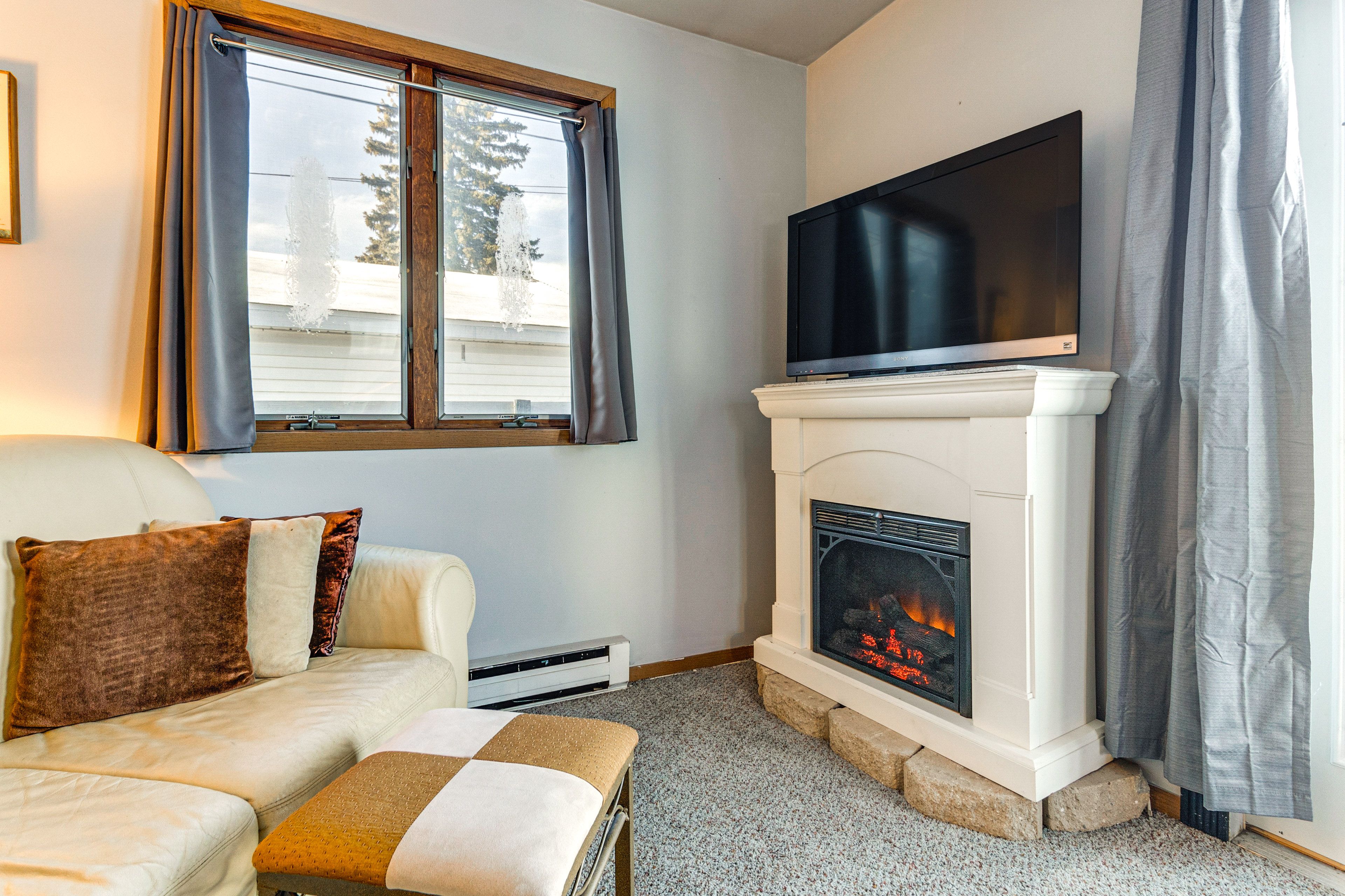 Living Area | Electric Fireplace | Flat-Screen TV w/ Roku