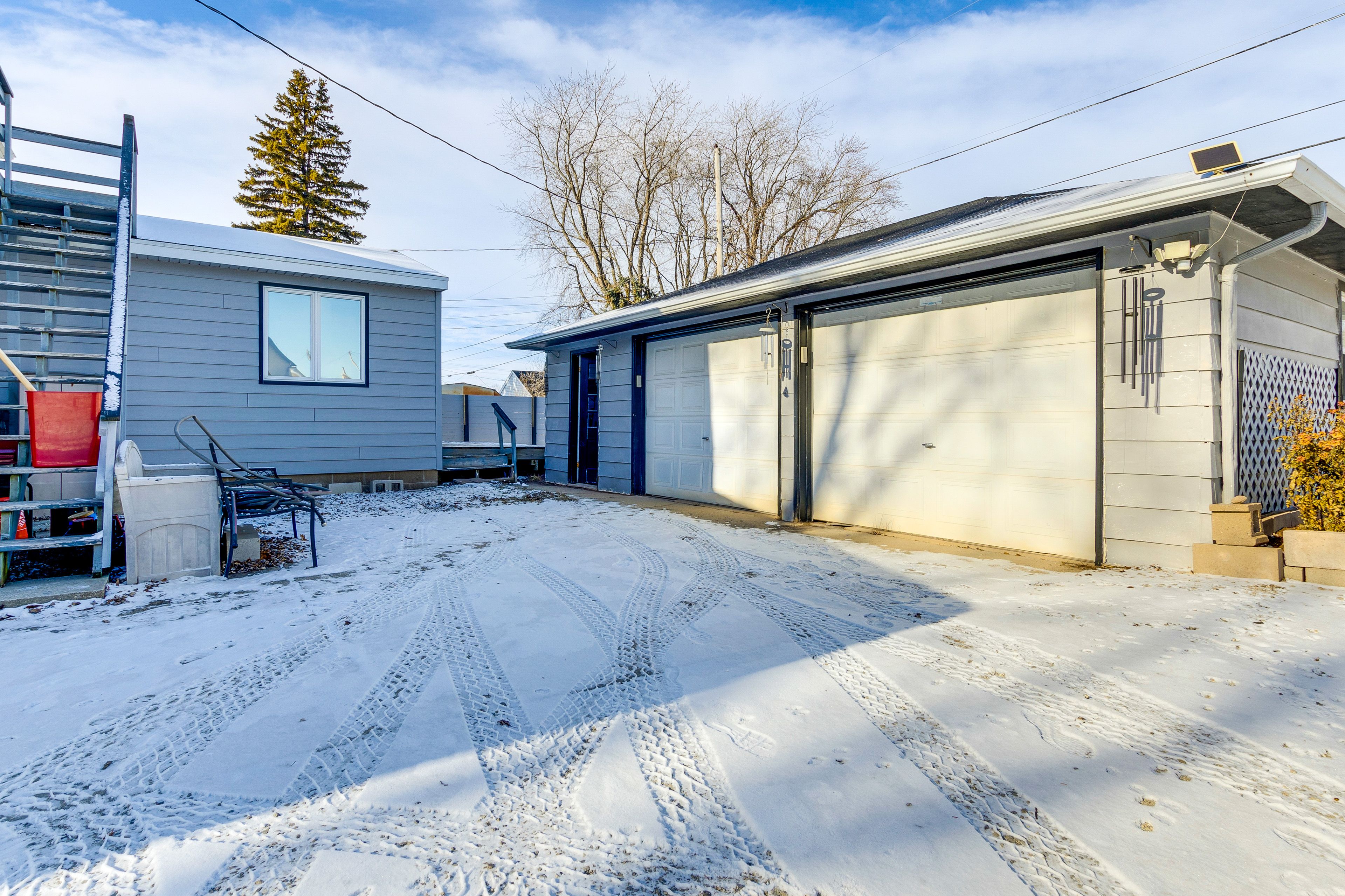 Parking | Shared Driveway (4 Vehicles) | Boat/Small Camper Parking Allowed