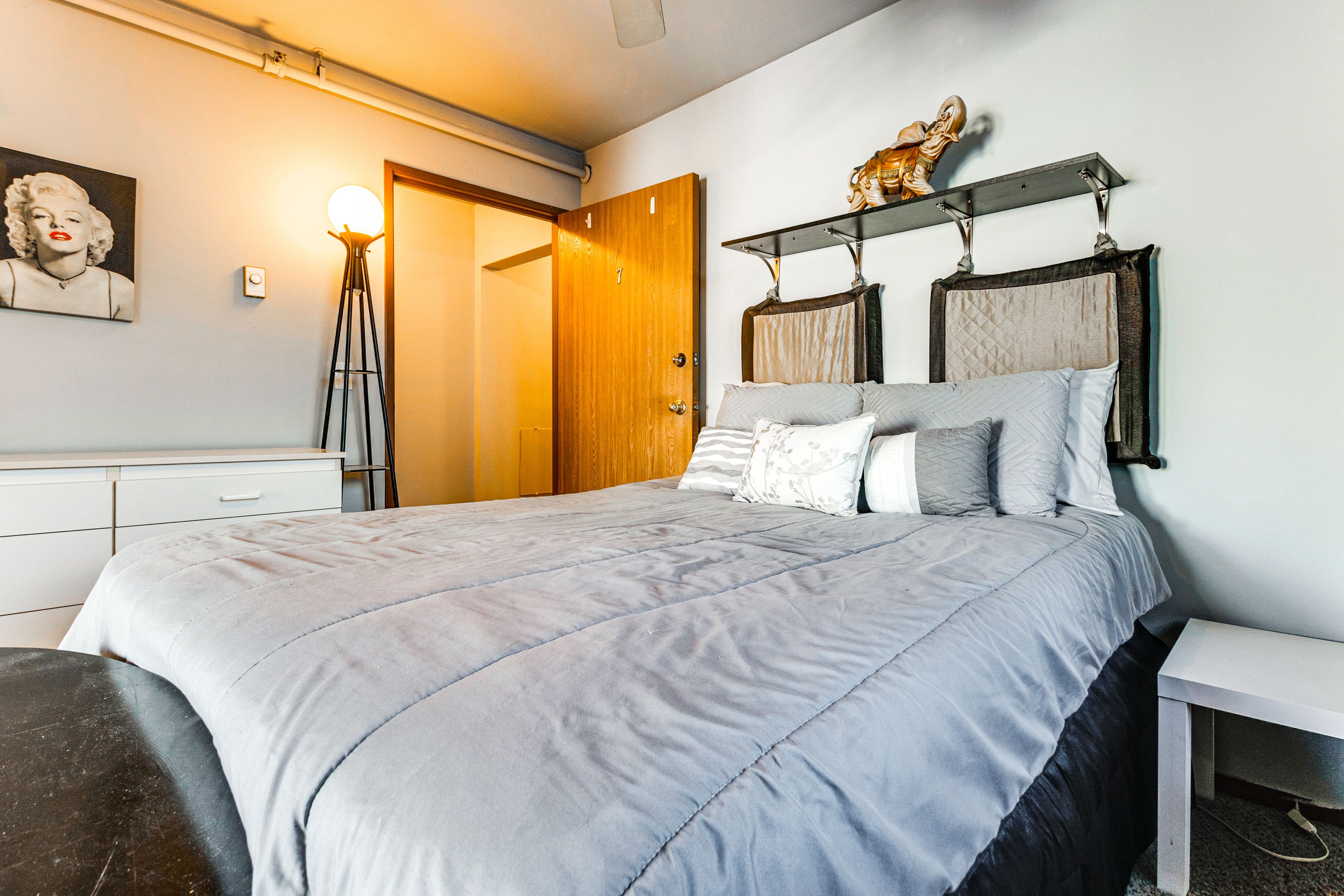 Studio | Queen Bed | Workspace