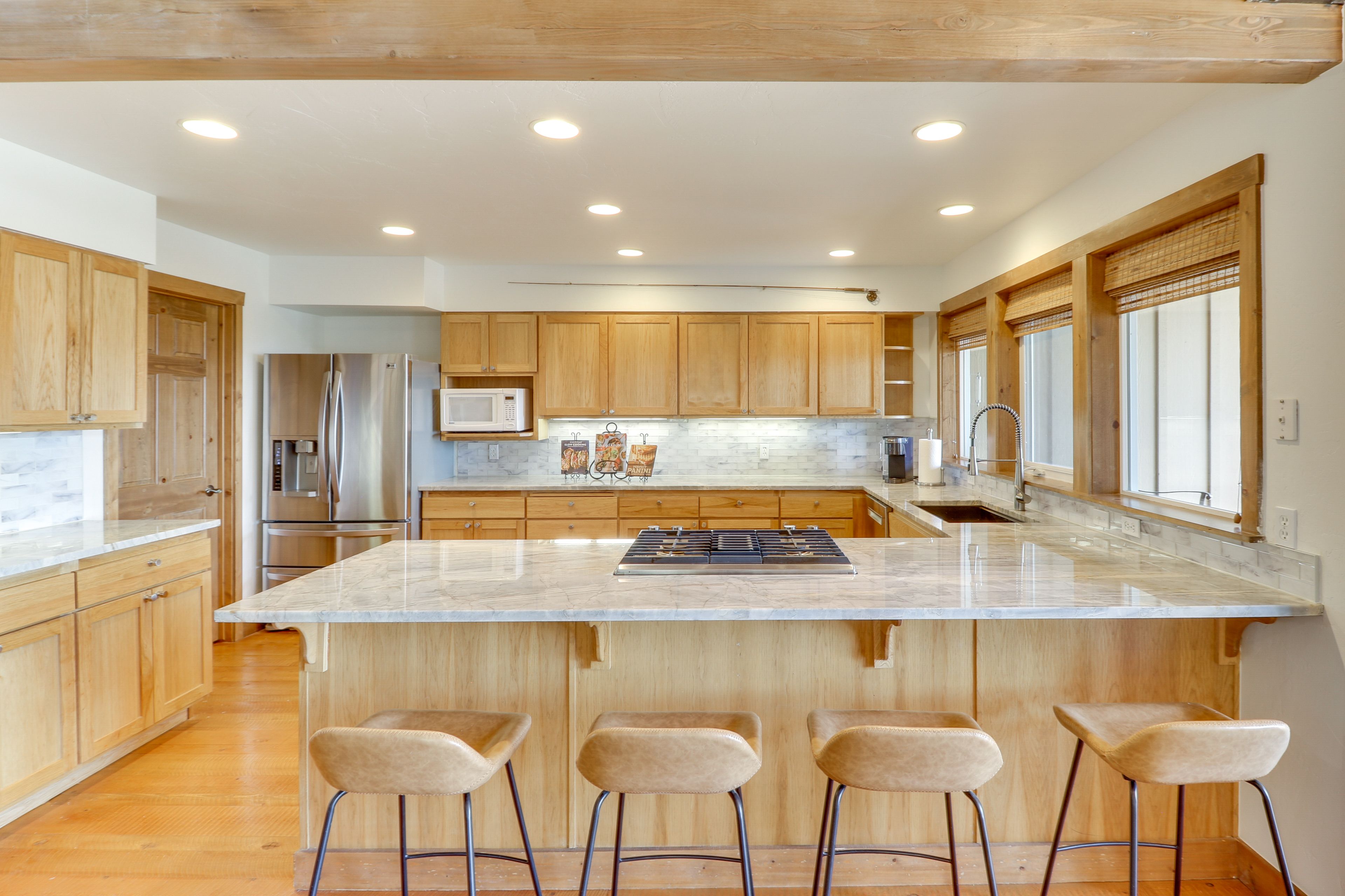 Kitchen | Paper Towels/Trash Bags Provided