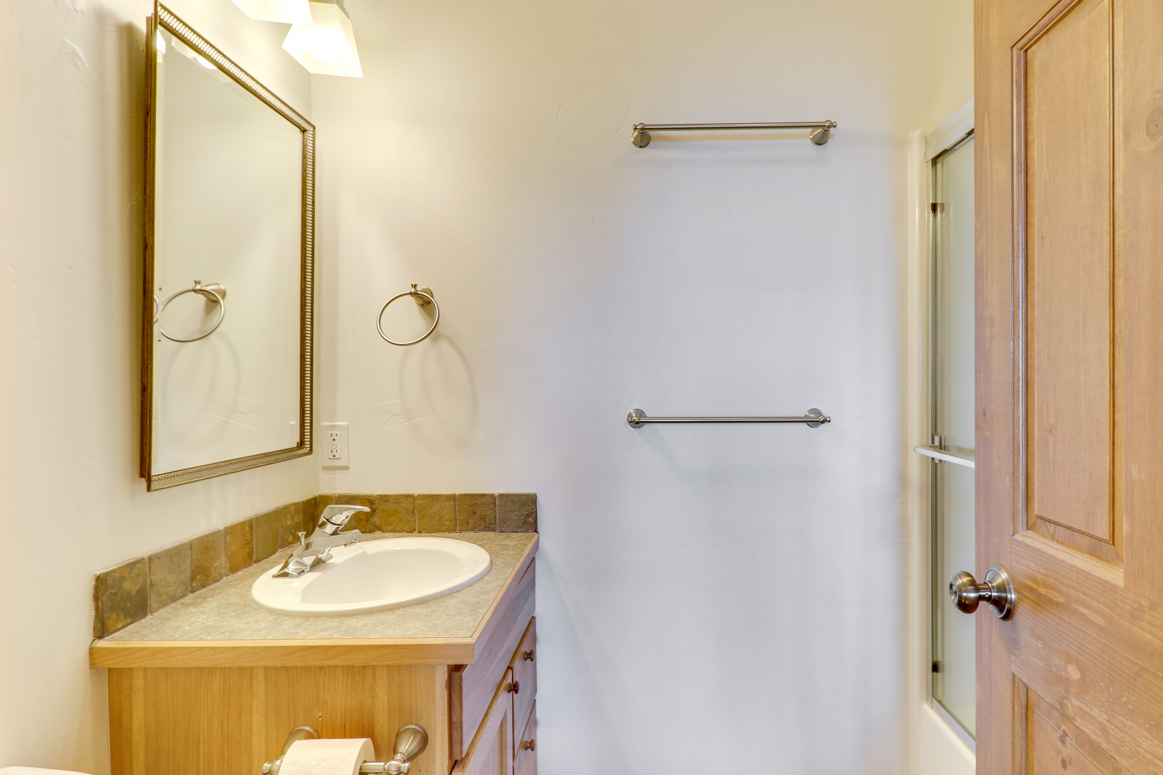 En-Suite Bathroom | Towels Provided | Complimentary Toiletries