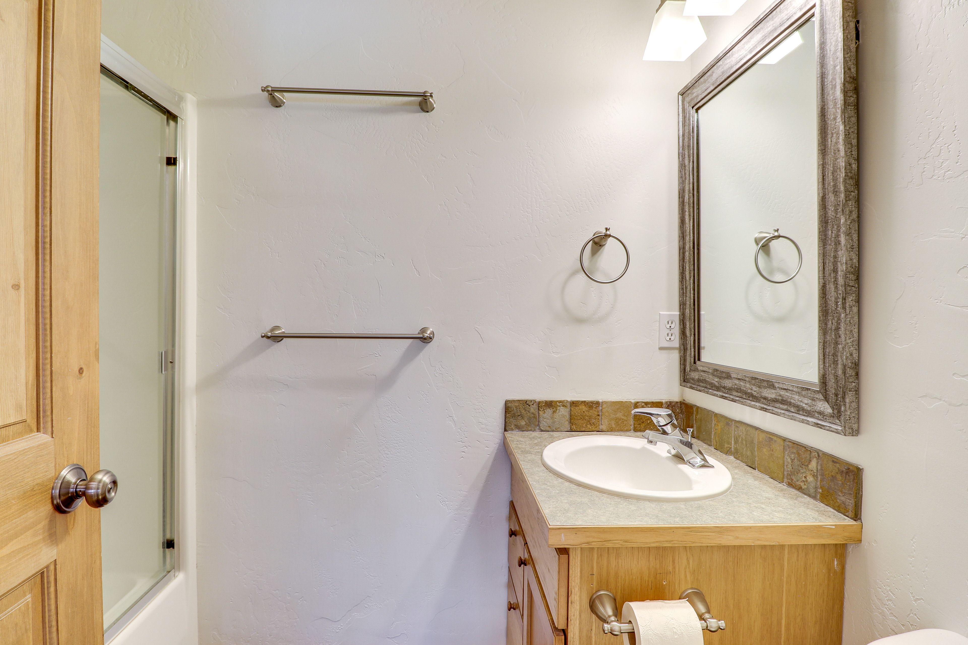 En-Suite Bathroom | Towels Provided | Complimentary Toiletries