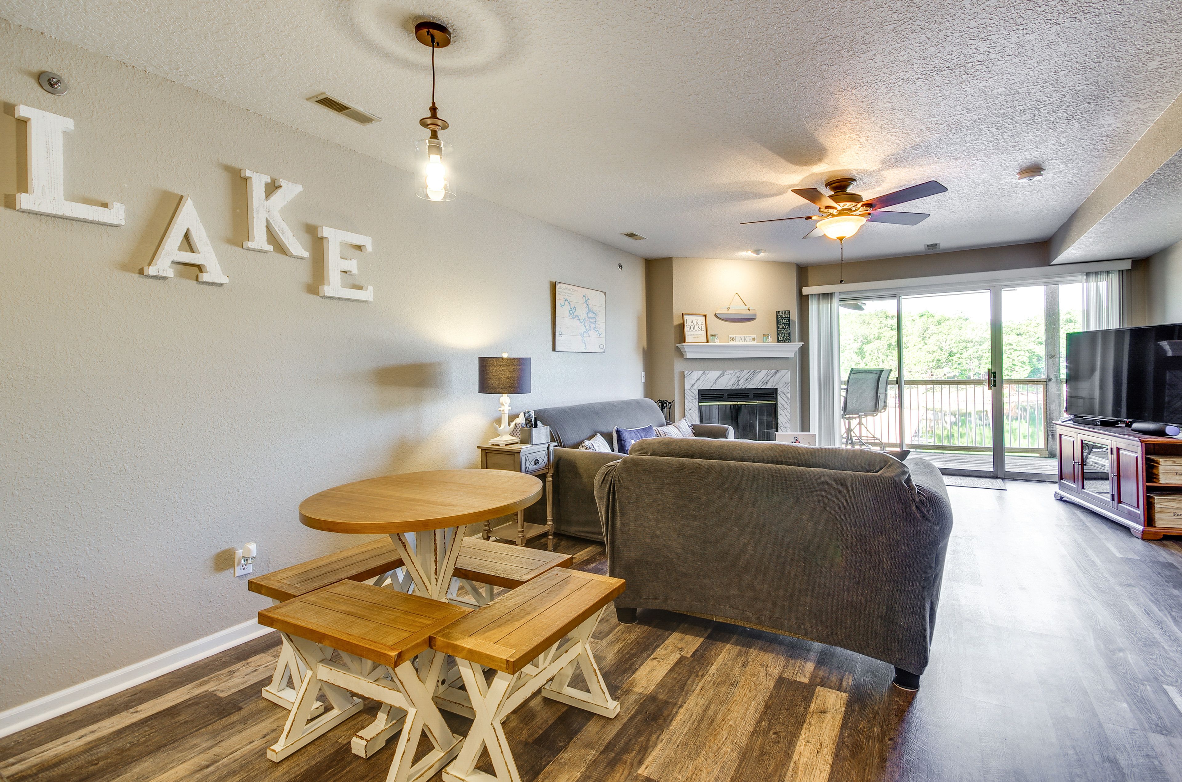 Dining Area | Central A/C & Heating | Free WiFi