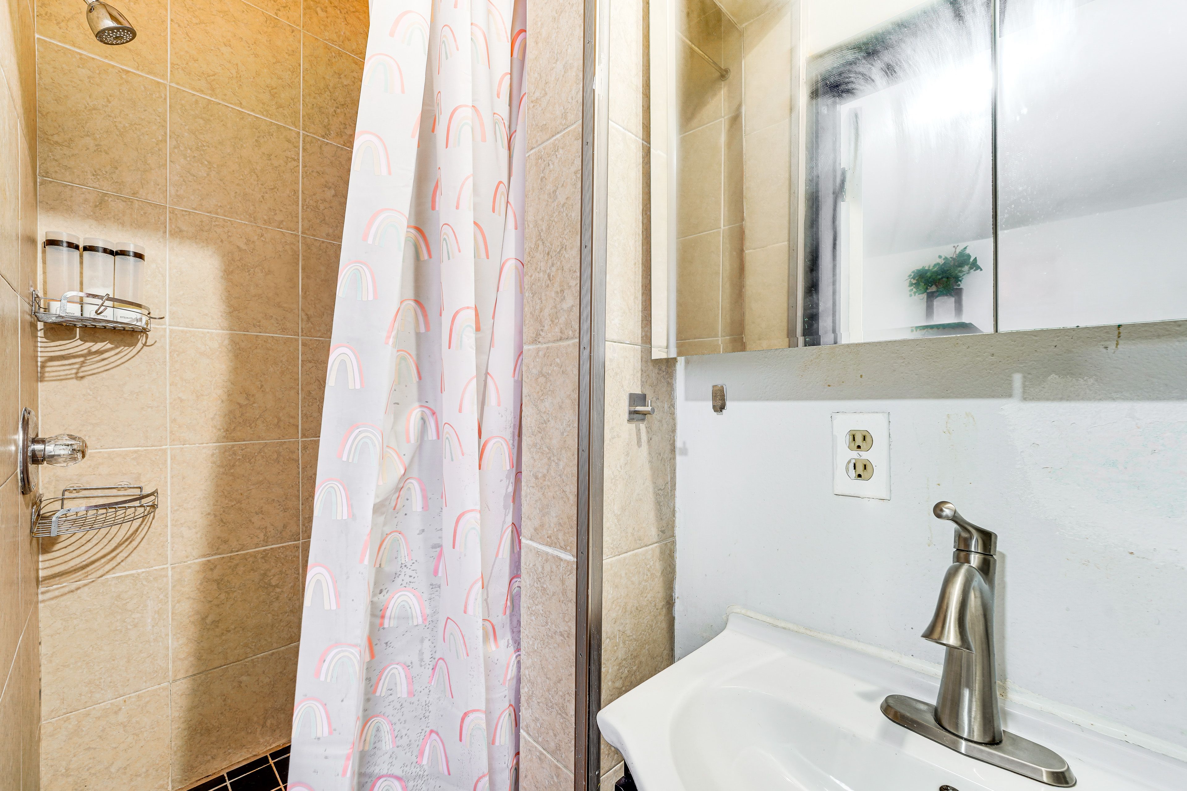 Full Bathroom | Shower | Complimentary Toiletries | Towels Provided