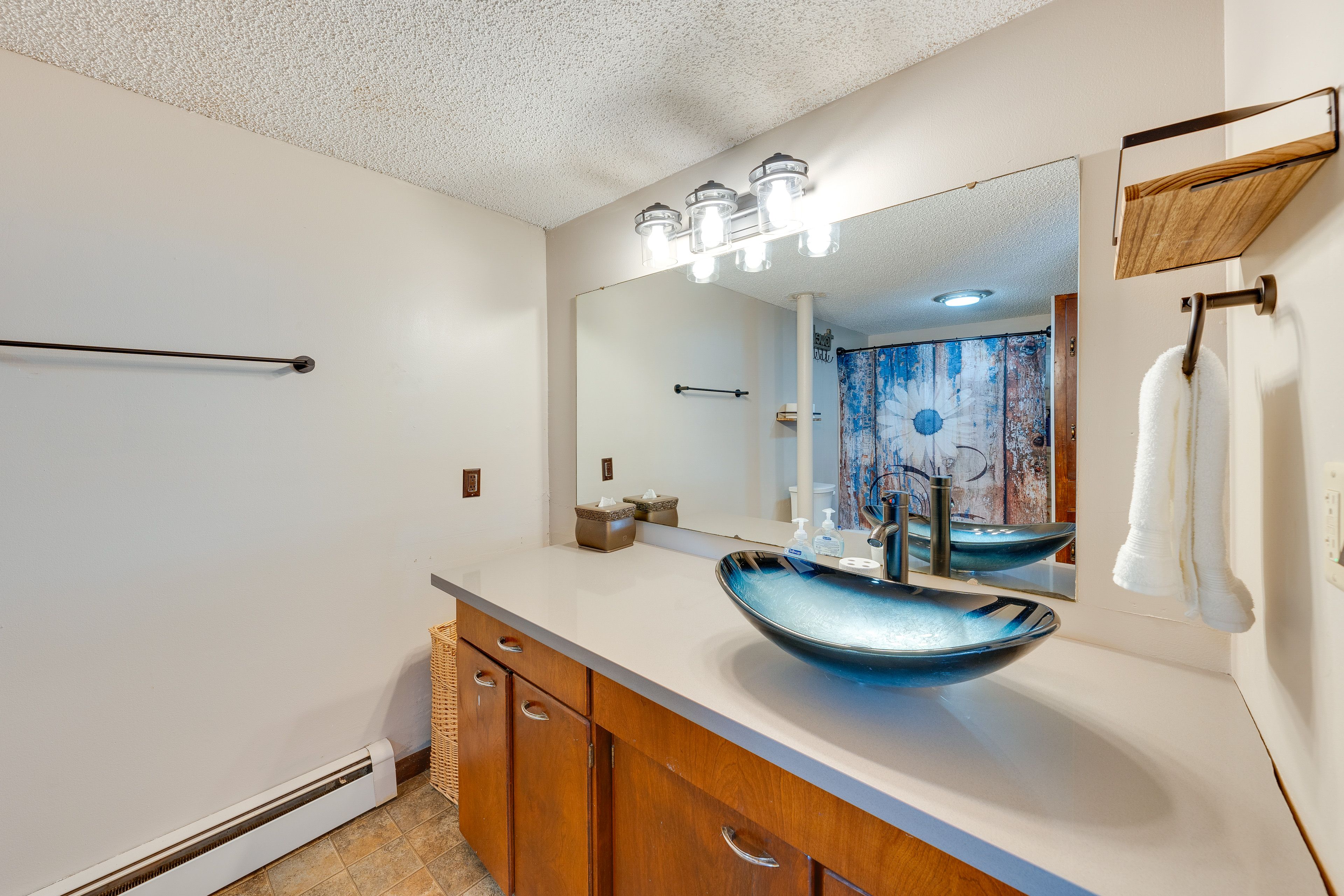 Full Bathroom | Towels Provided | Complimentary Toiletries