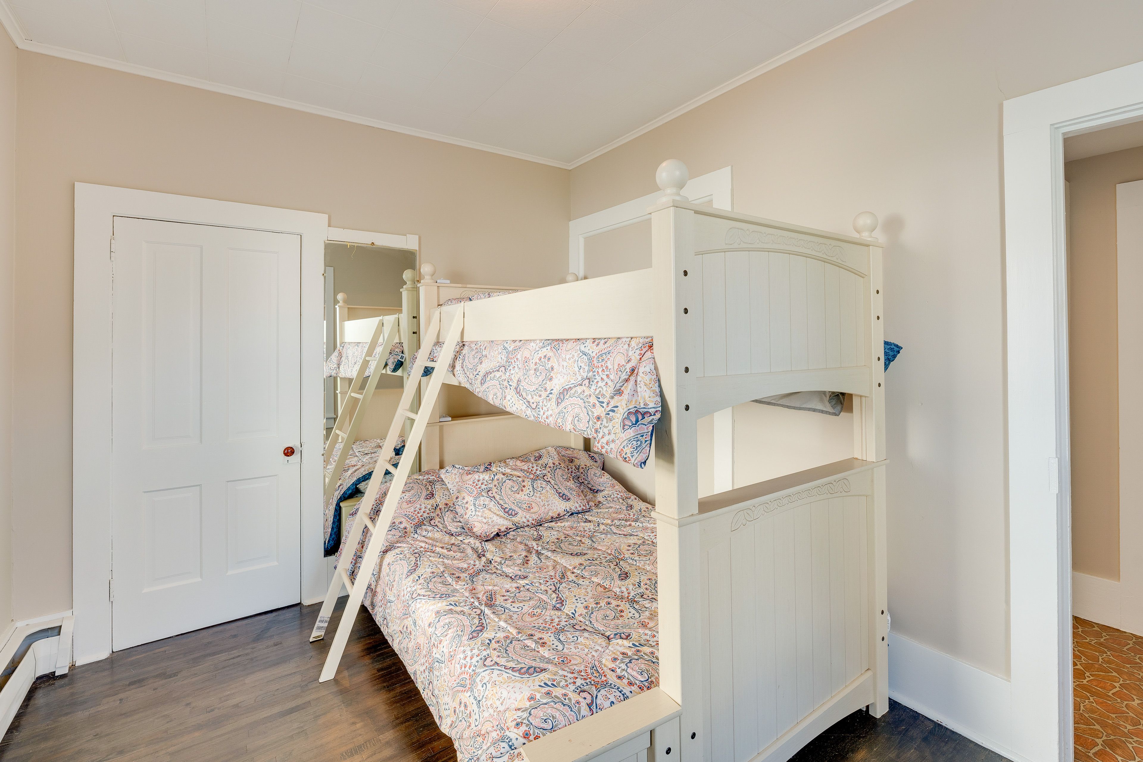 Bedroom 4 | Twin/Full Bunk Bed