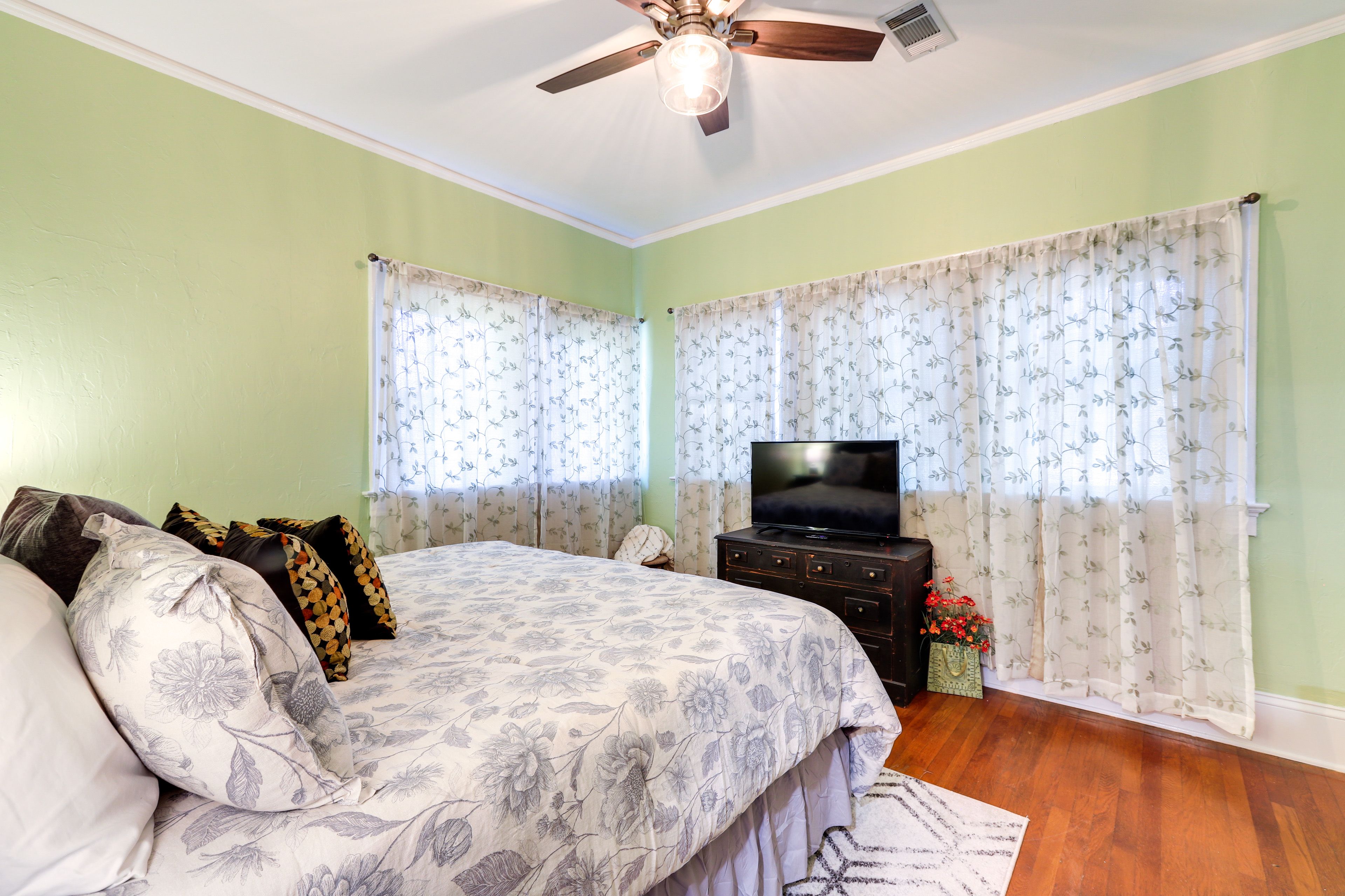 Bedroom 2 | King Bed | Smart TV