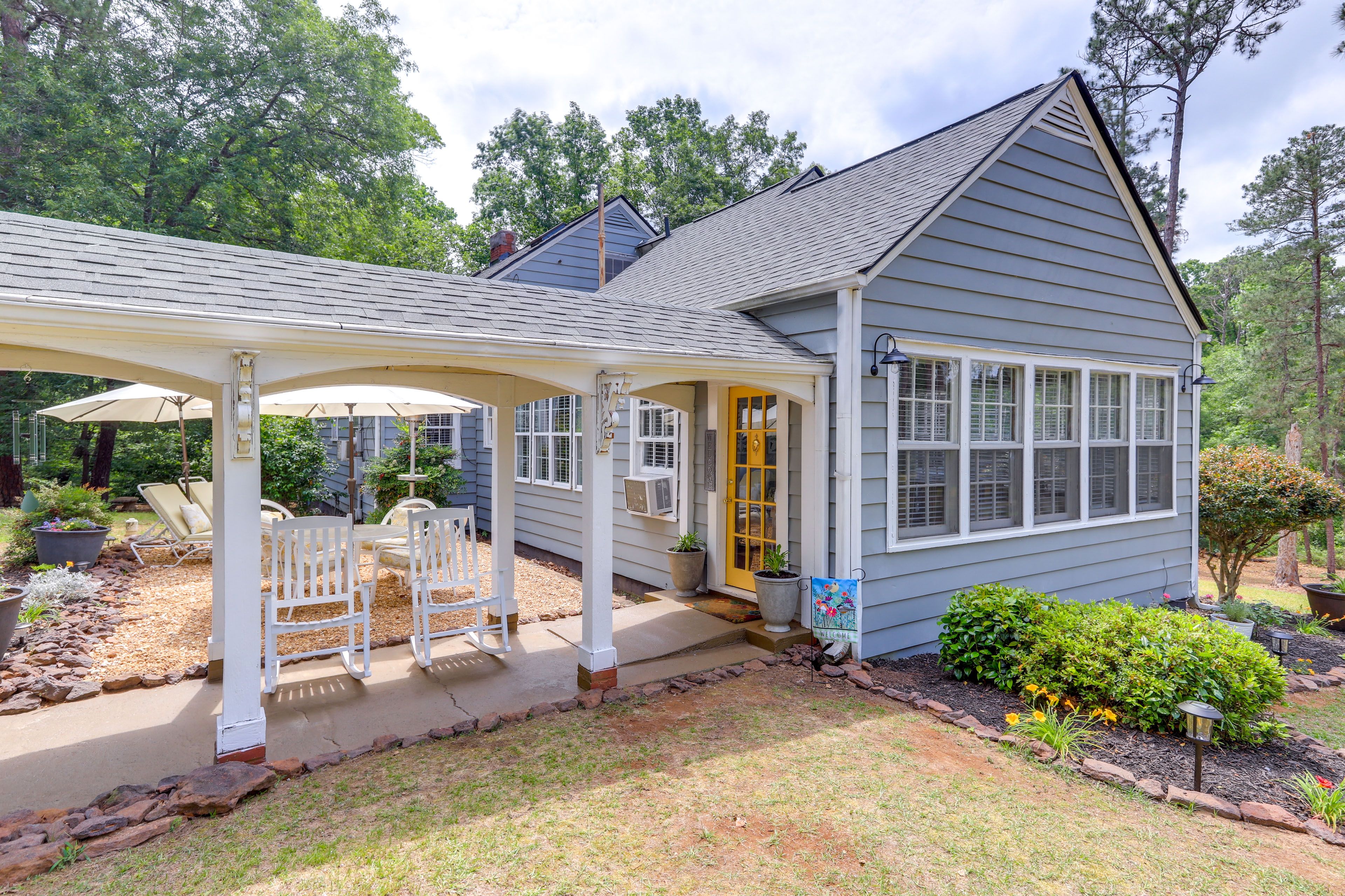 Covered Porch & Outdoor Dining Area