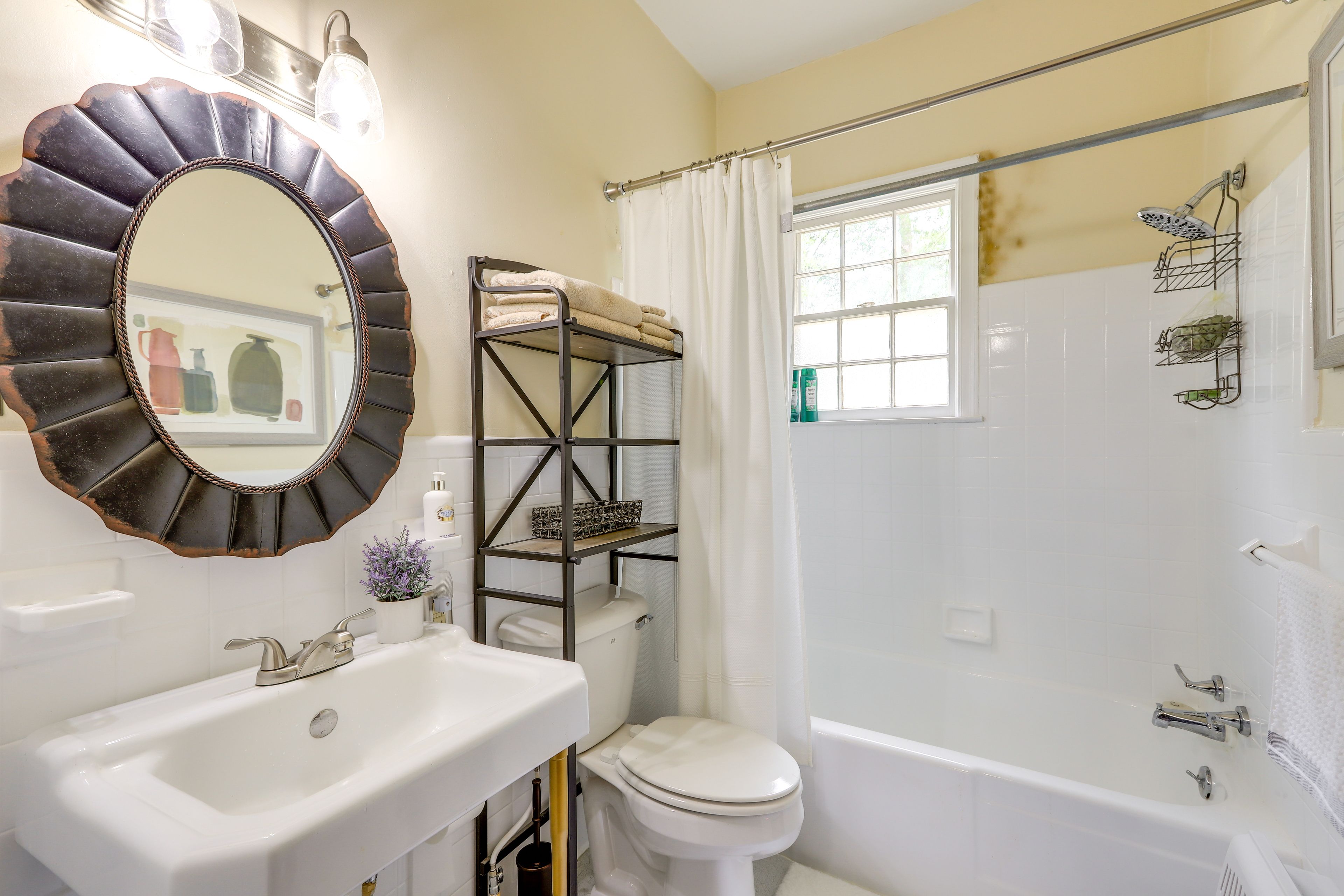 Full Bathroom | 1st Floor | Towels Provided