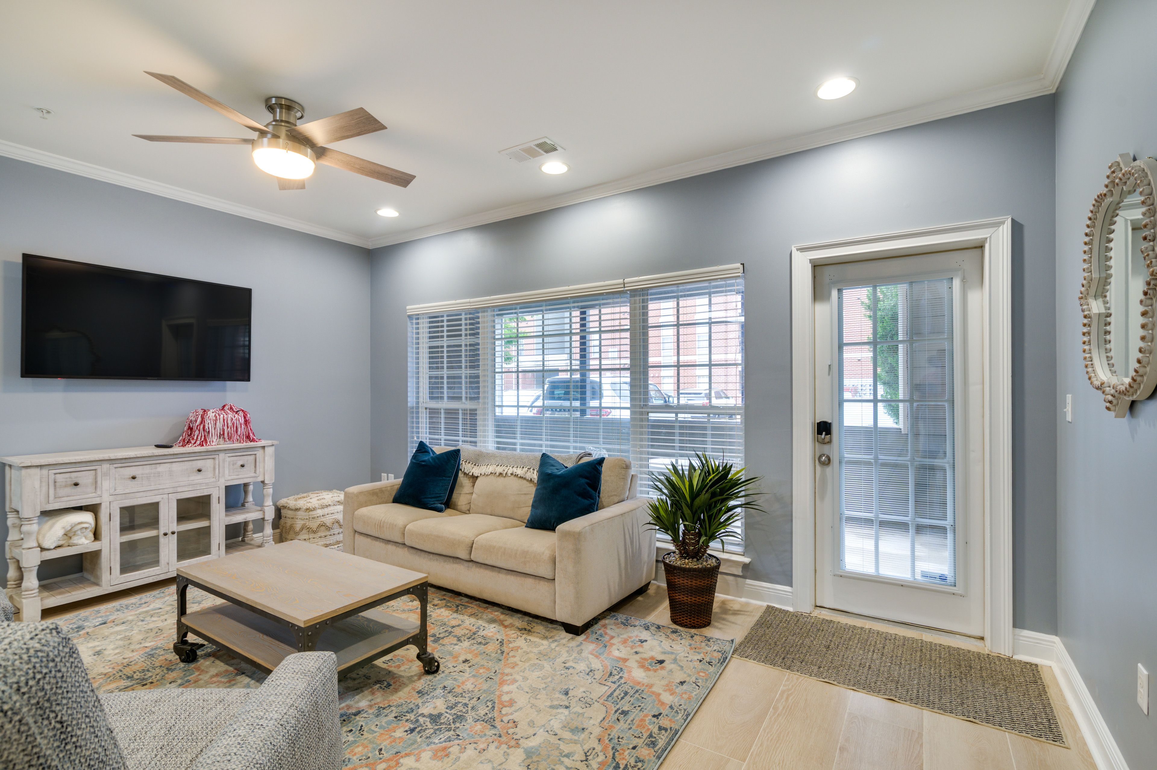 Living Room | Free WiFi | Smart TV