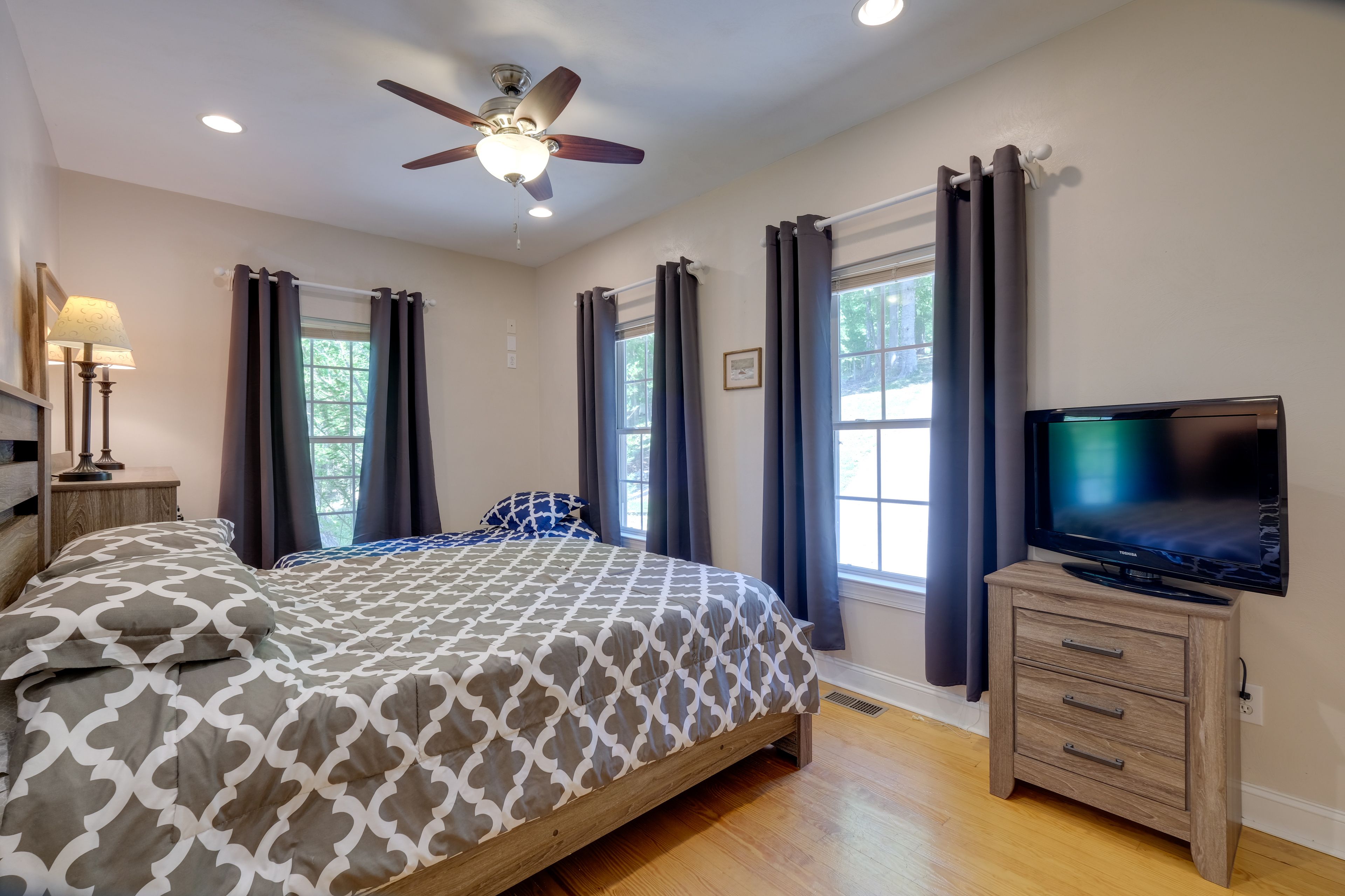 Bedroom 2 | Queen Bed | Twin Bed