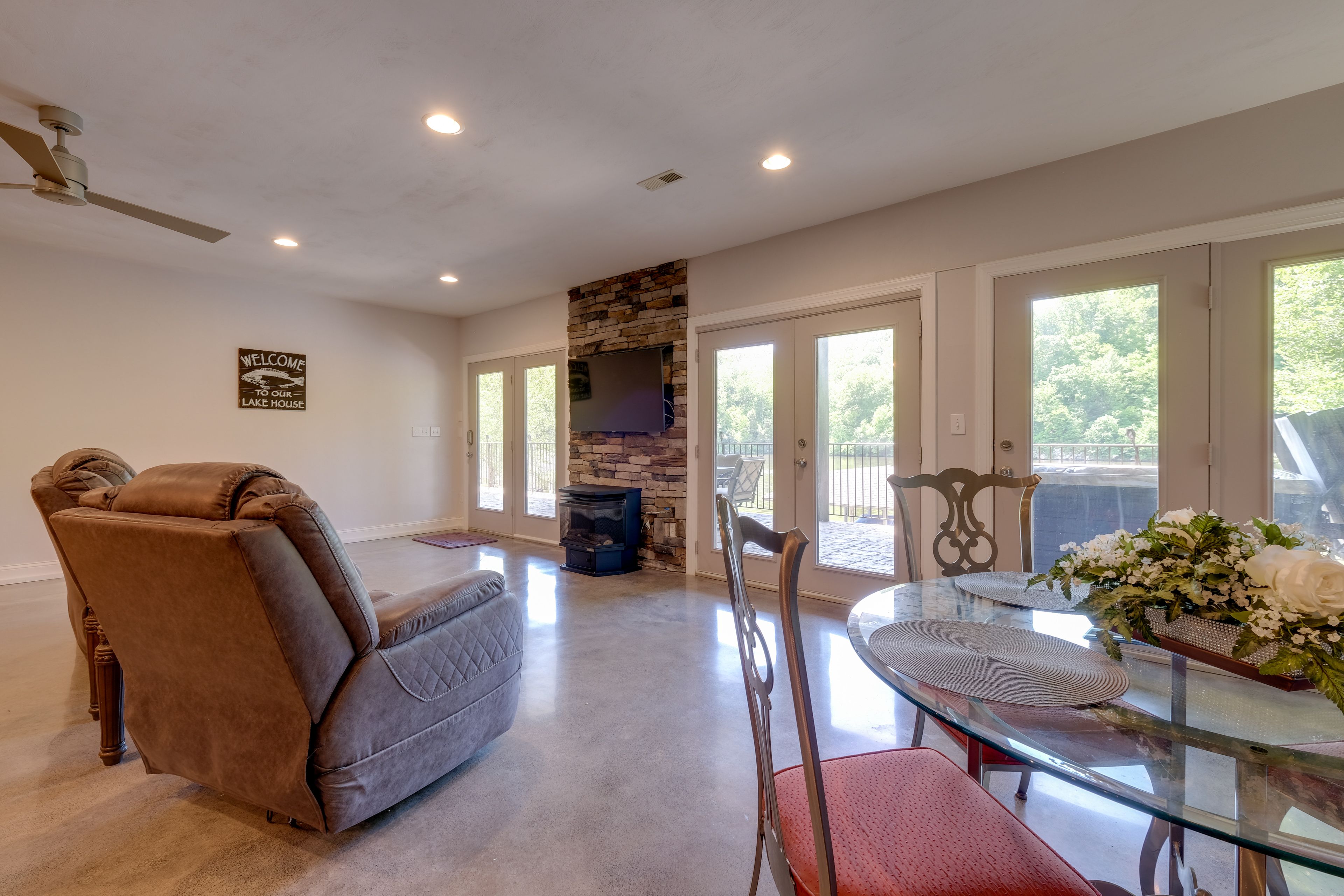 Game Room | Central A/C & Heating | Lake View