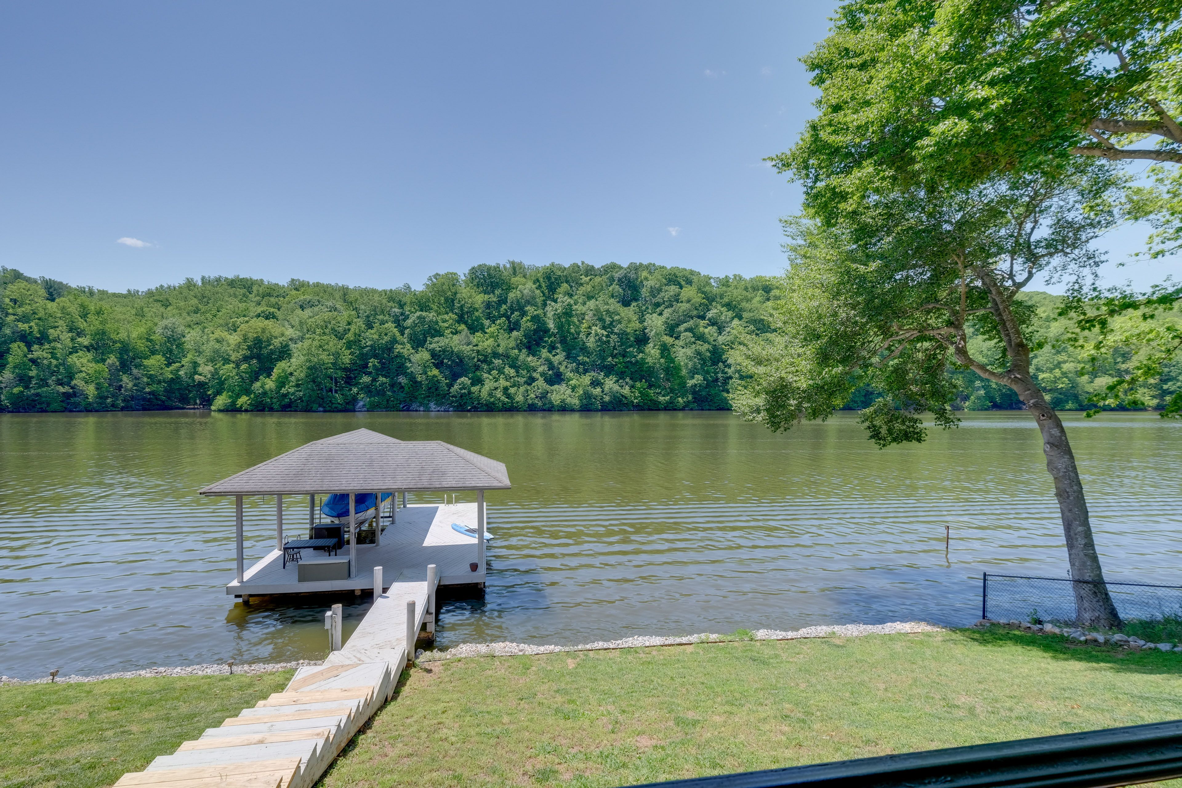 Private Boat Dock | Complimentary Kayaks & Paddleboard | Lake View