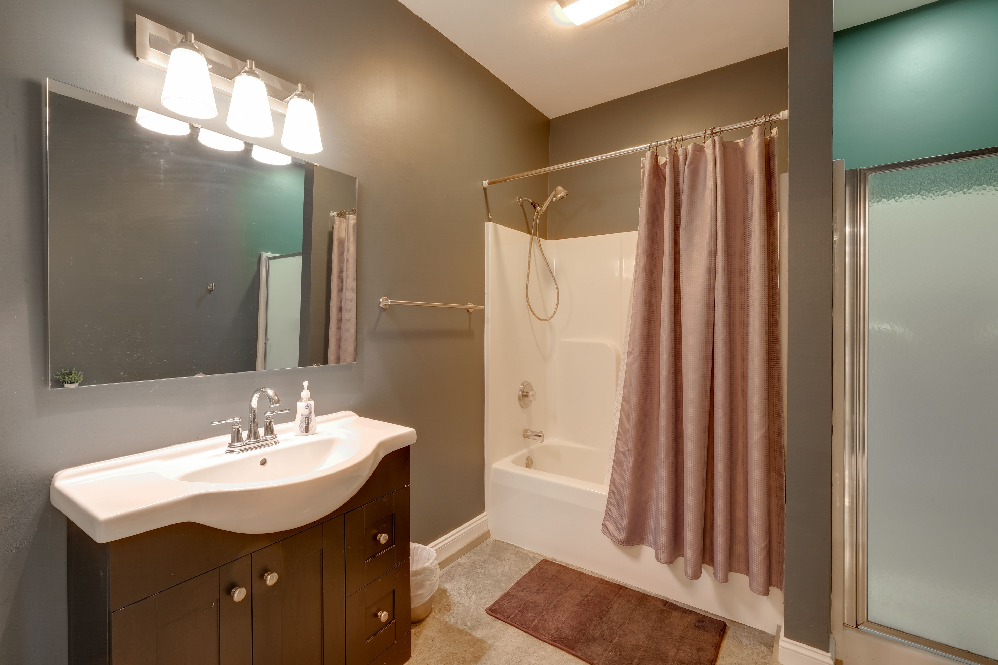 Full Bathroom