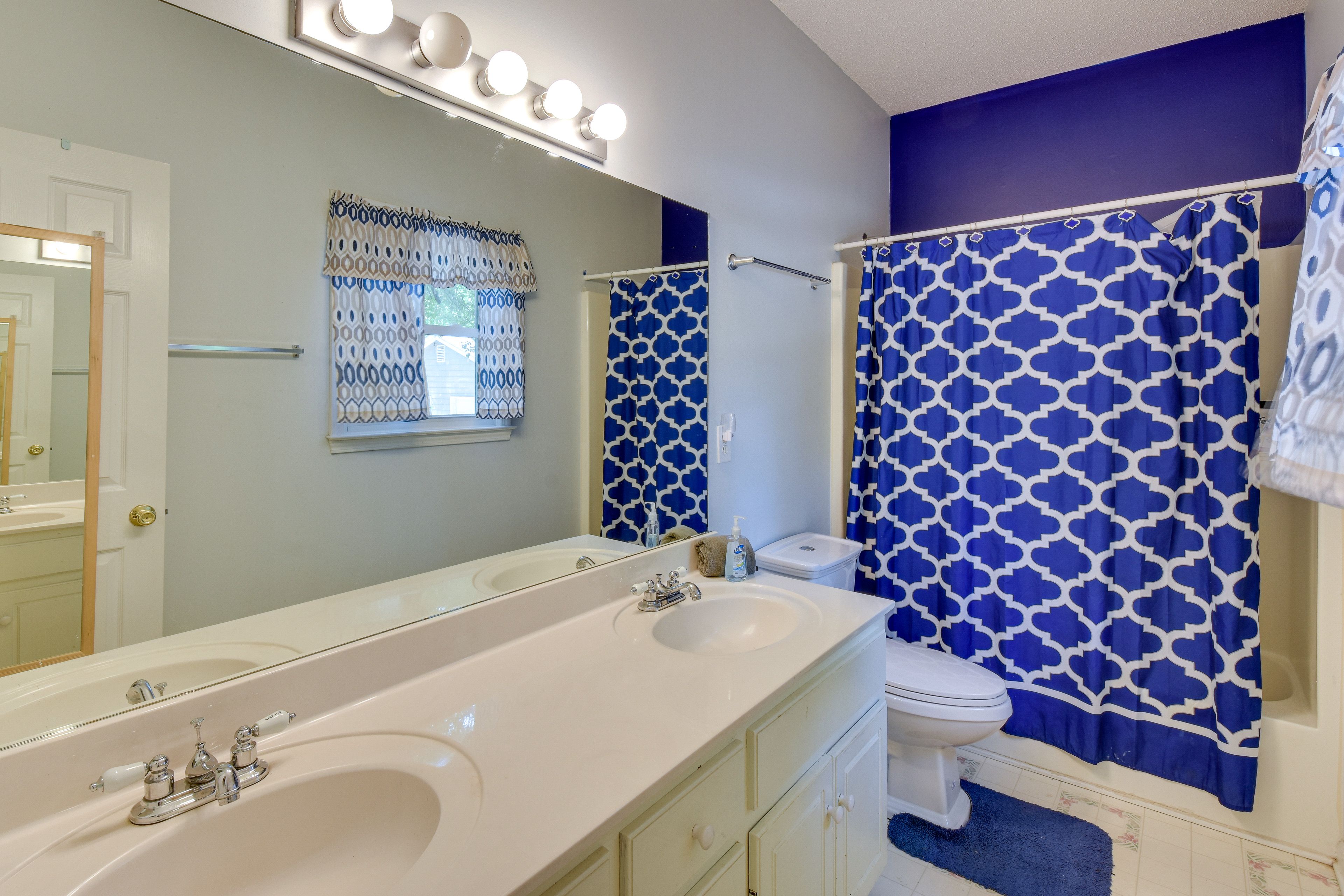En-Suite Bathroom | Complimentary Toiletries | Towels Provided