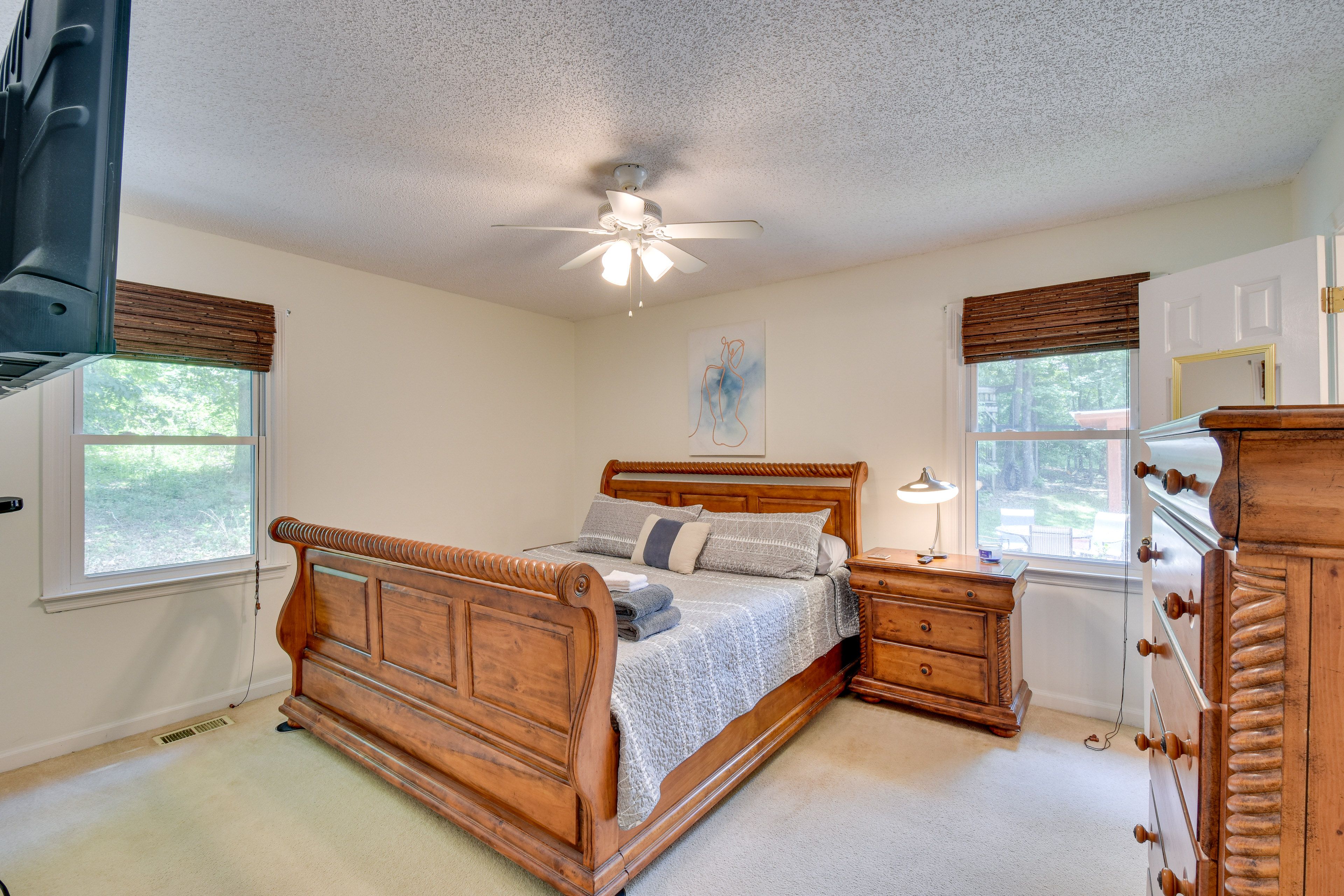 Bedroom 3 | Queen Bed | Smart TV | En-Suite Bathroom