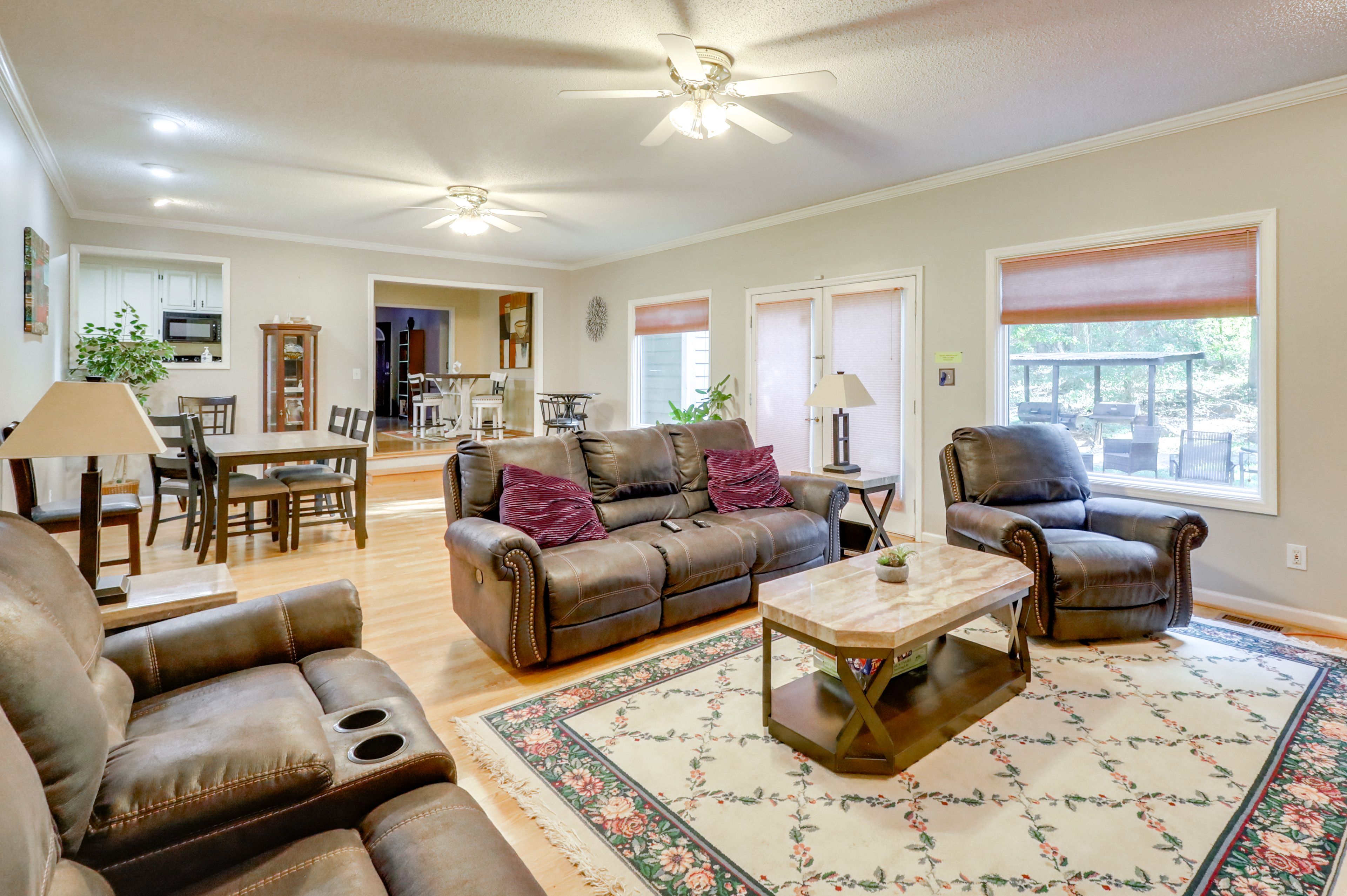 Living Room | Central A/C & WiFi | Free WiFi | Smart TV