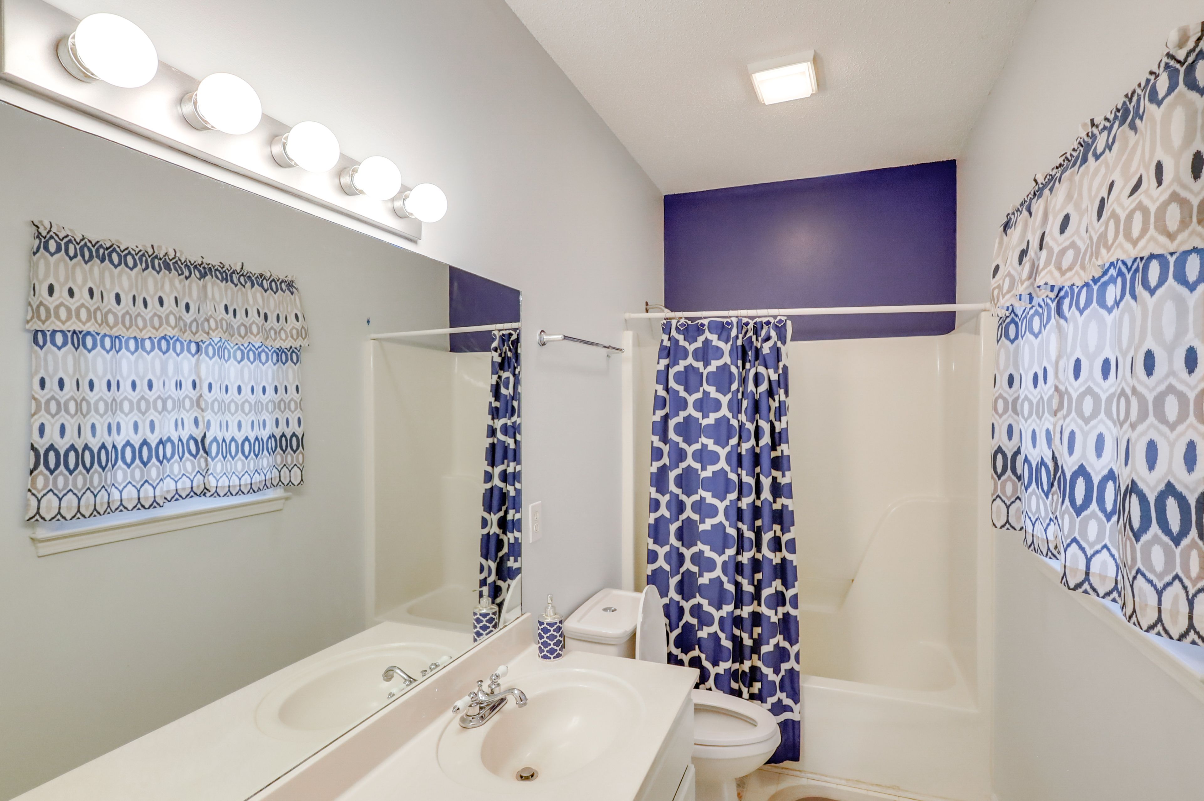 En-Suite Bathroom | Complimentary Toiletries | Towels Provided