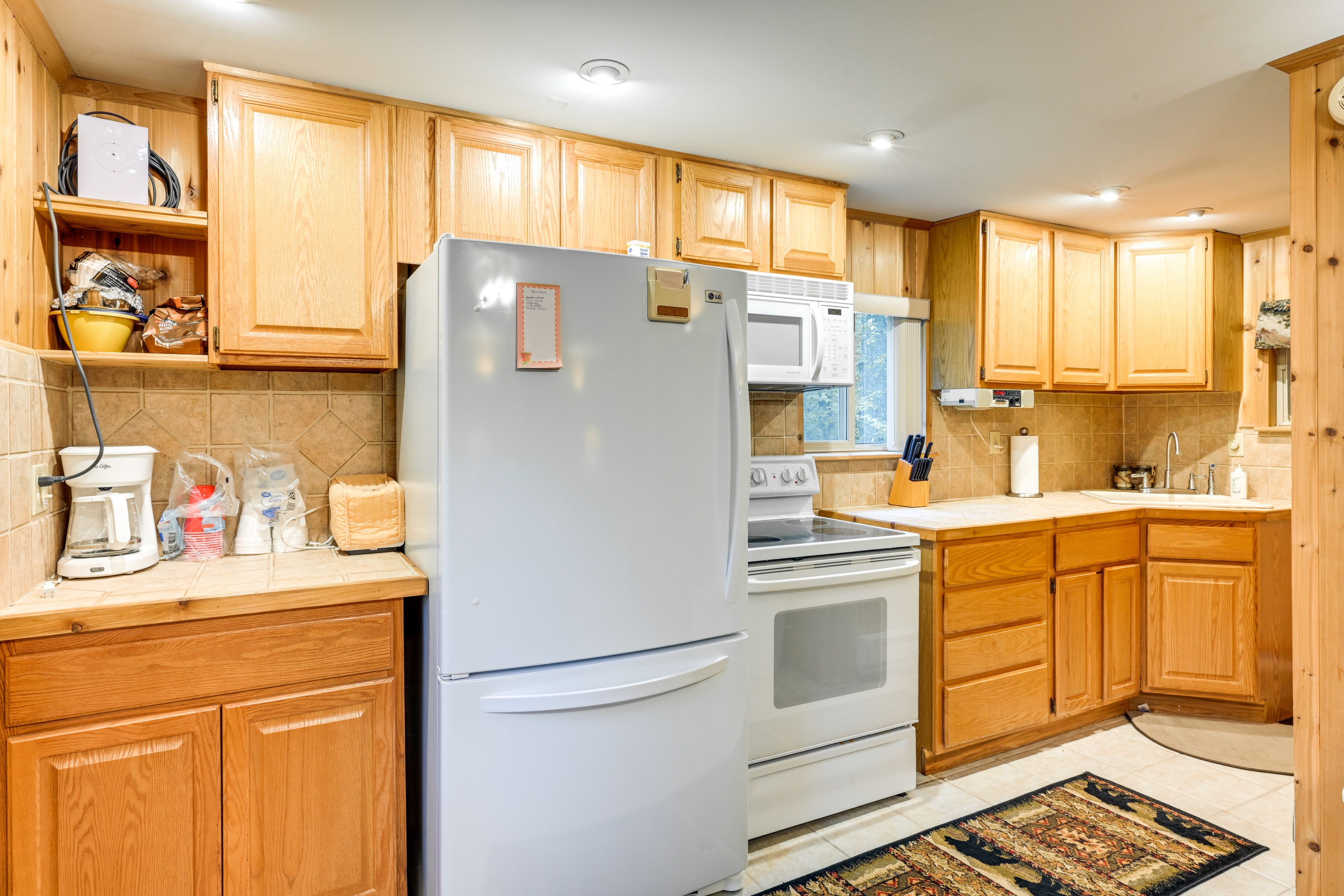 Kitchen | Single Story | Toaster | Trash Bags & Paper Towels Provided