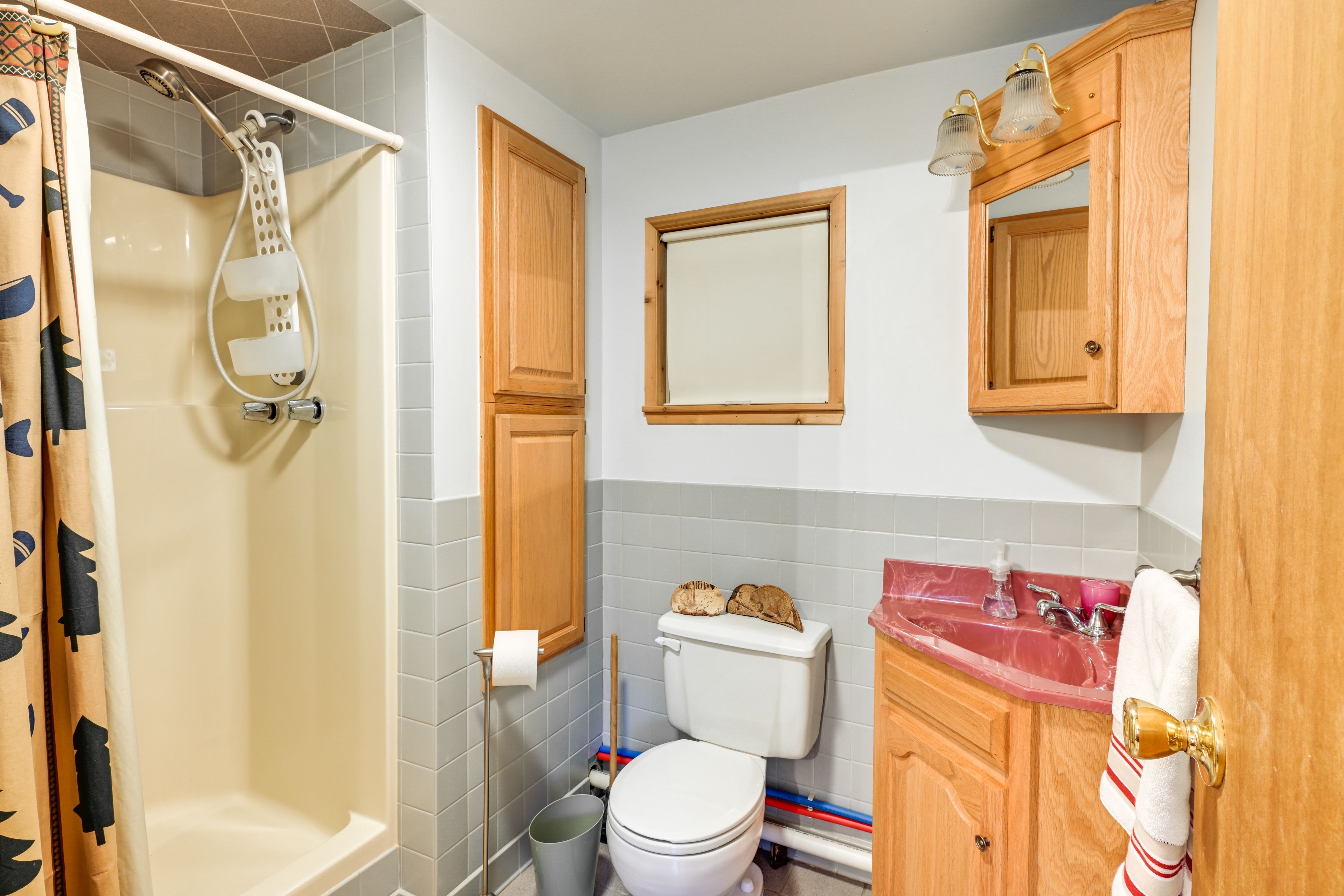 Full Bathroom | Complimentary Toiletries | Hair Dryer