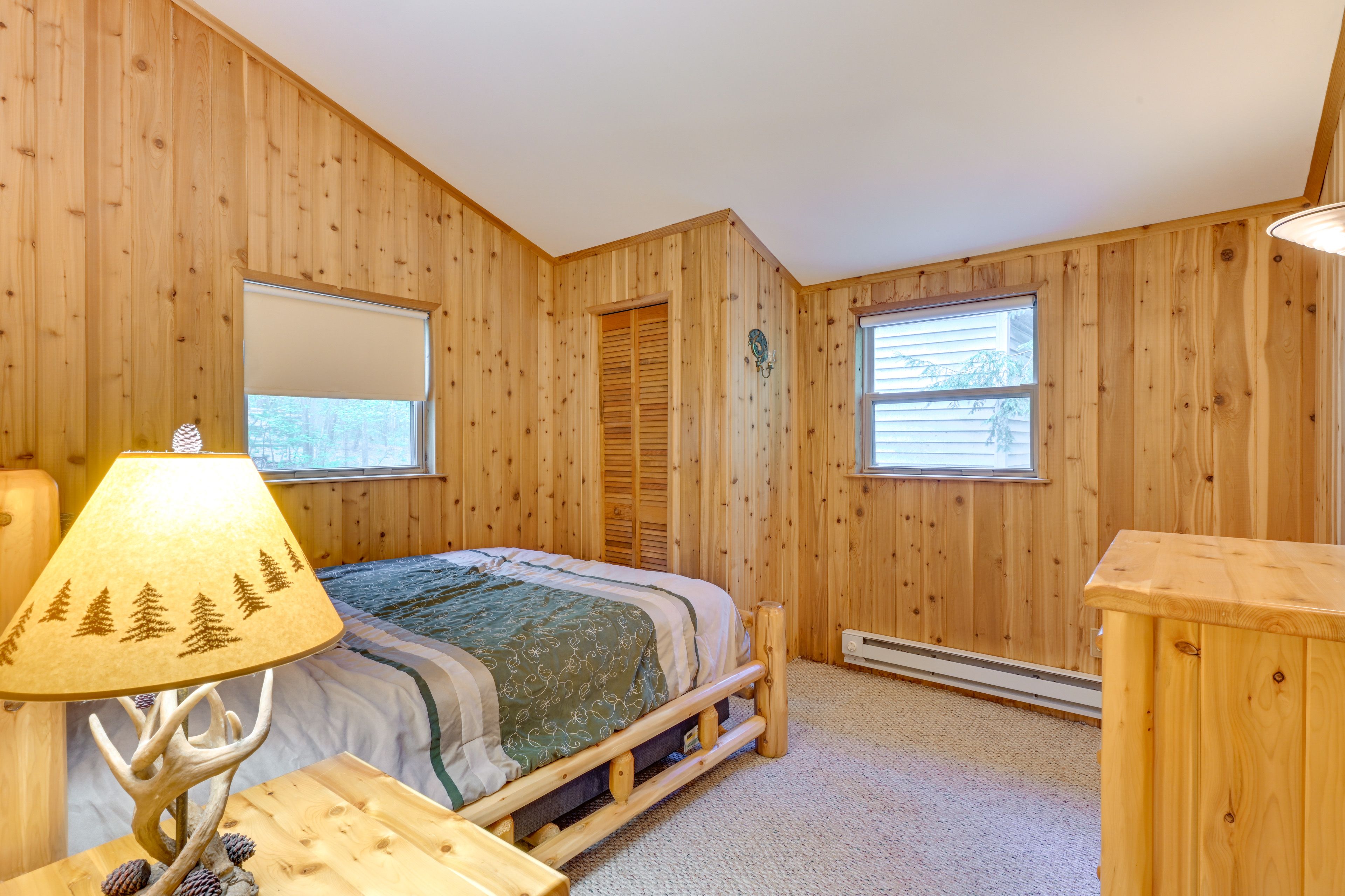 Bedroom 1 | Queen Bed