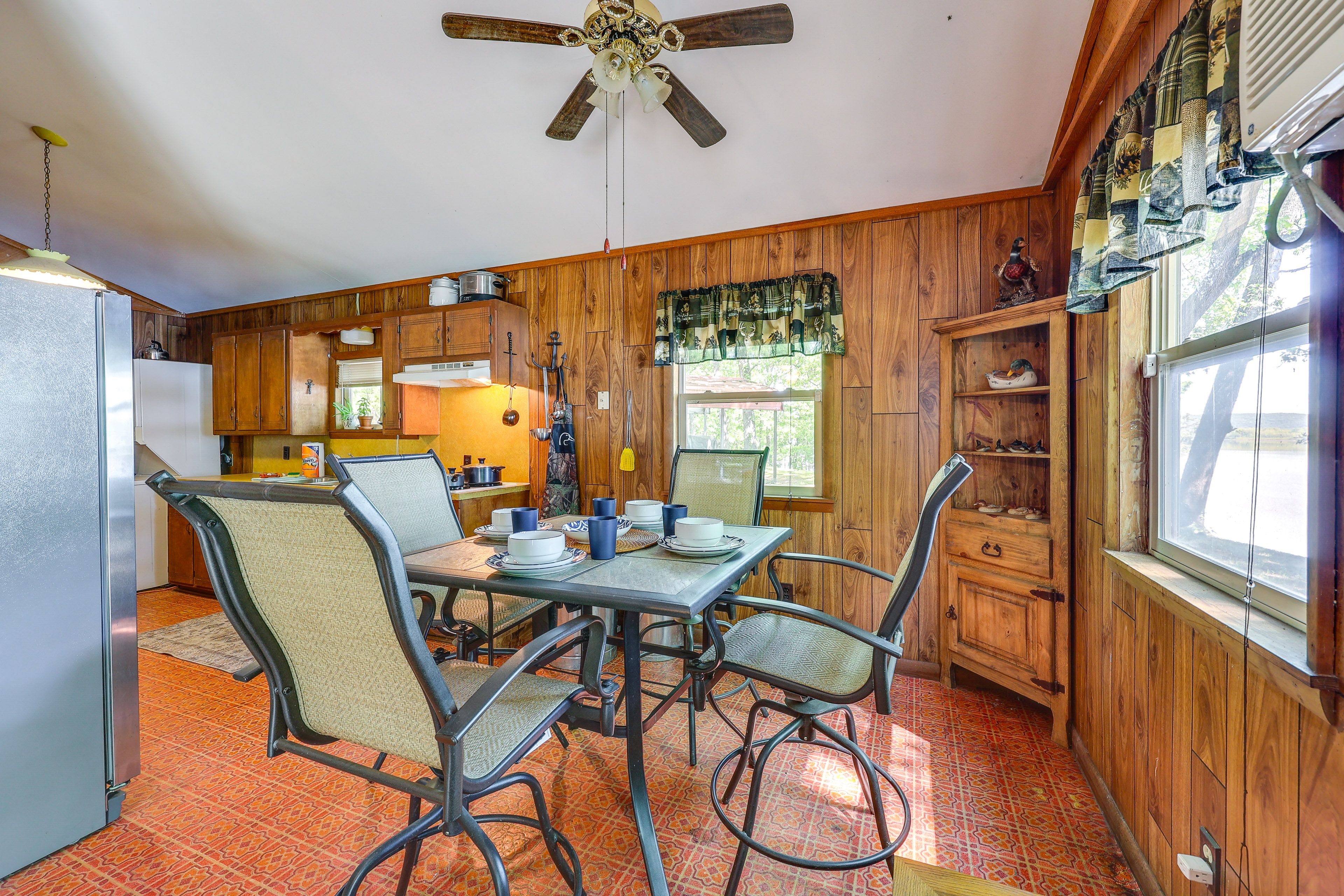 Kitchen & Dining