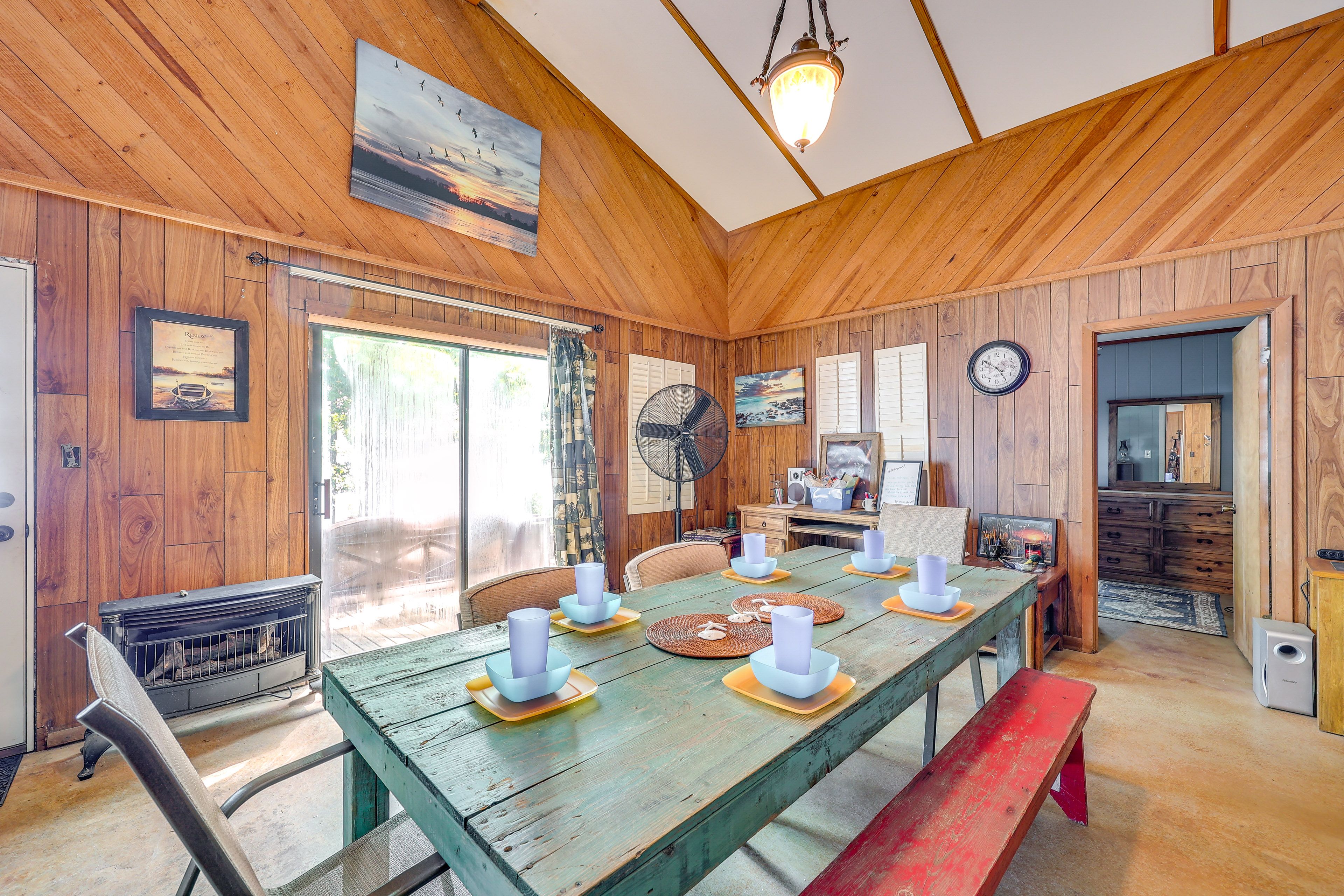 Dining Area | Dishes & Flatware Provided