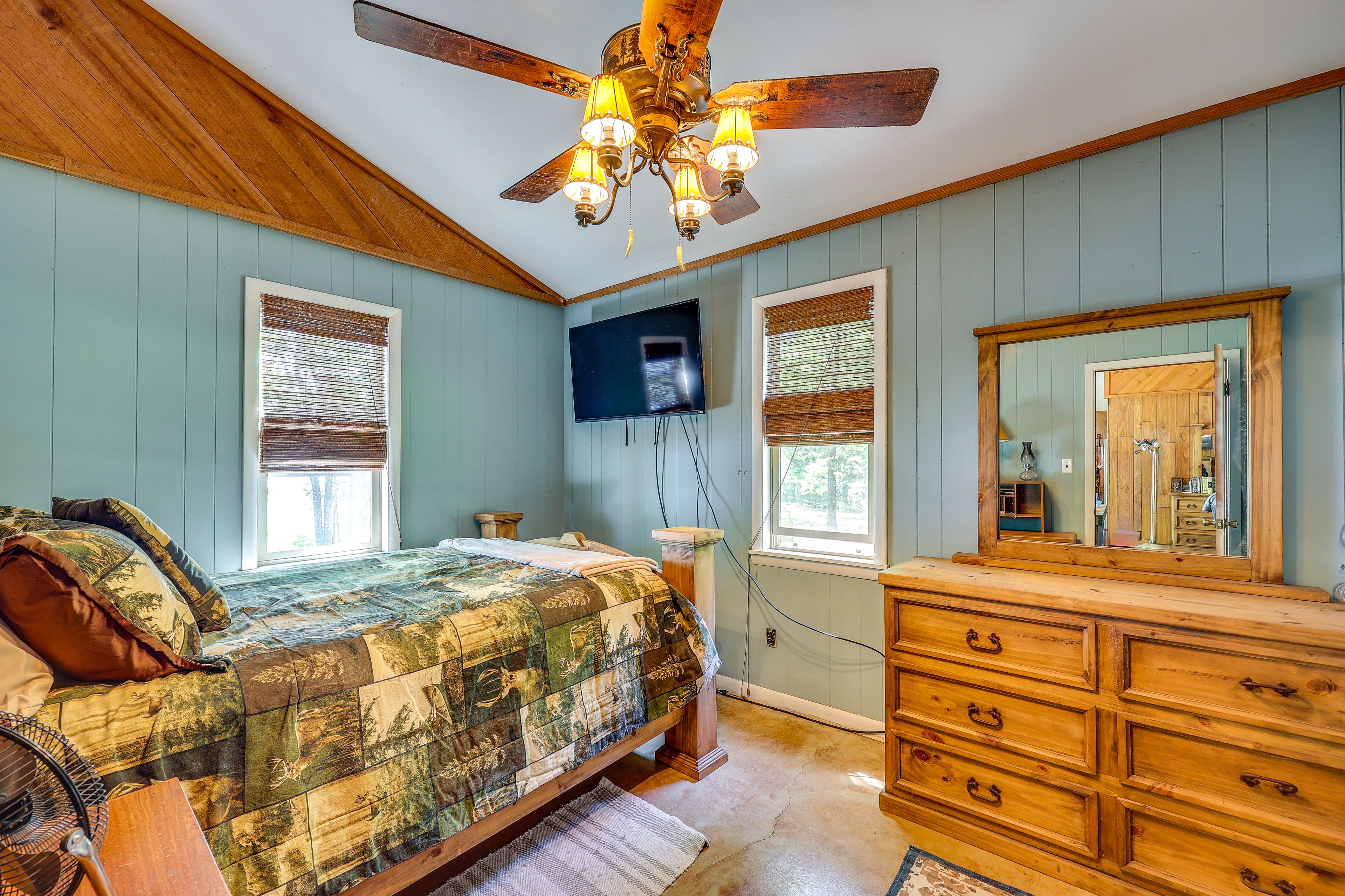 Bedroom 1 | Queen Bed