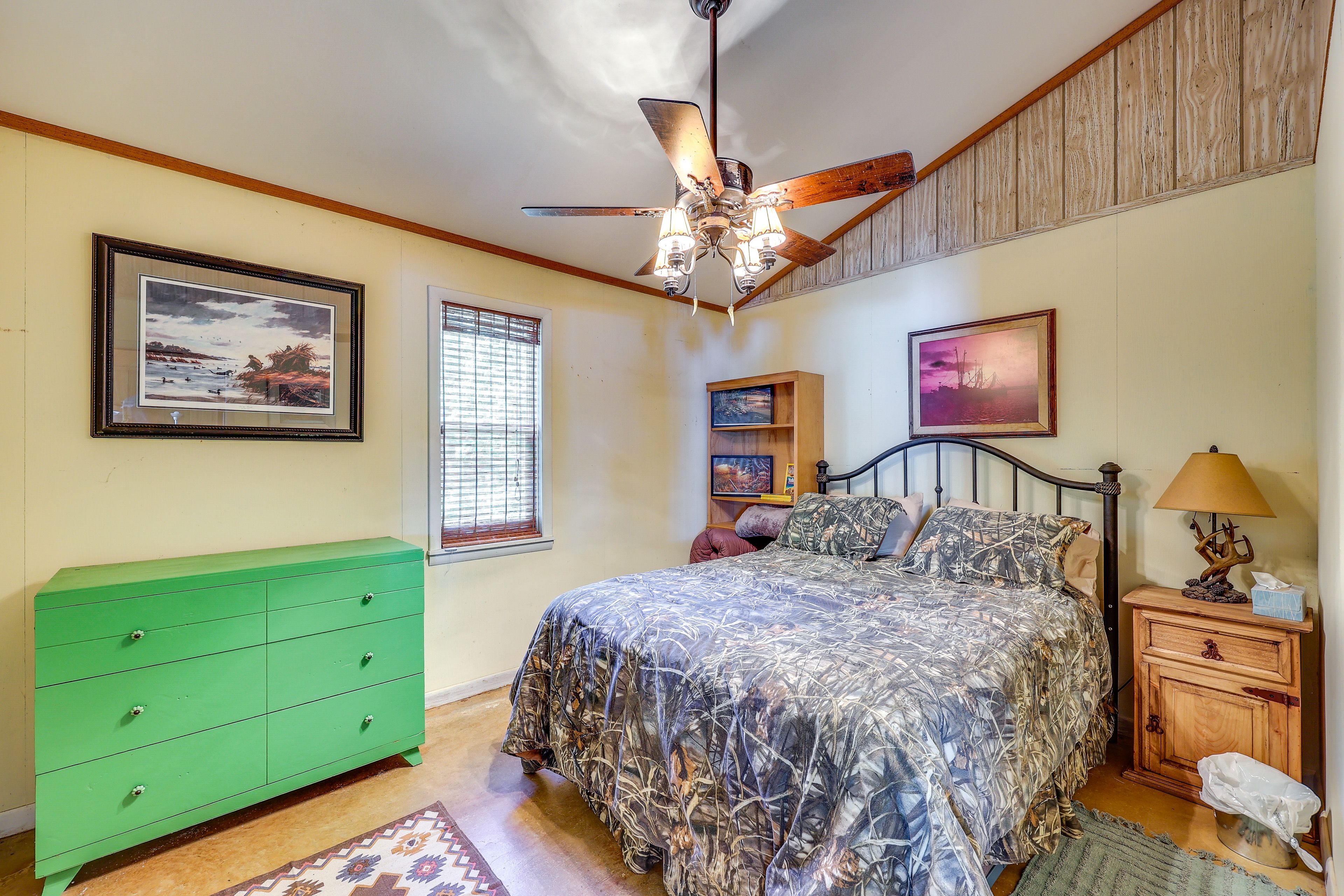 Bedroom 2 | Queen Bed