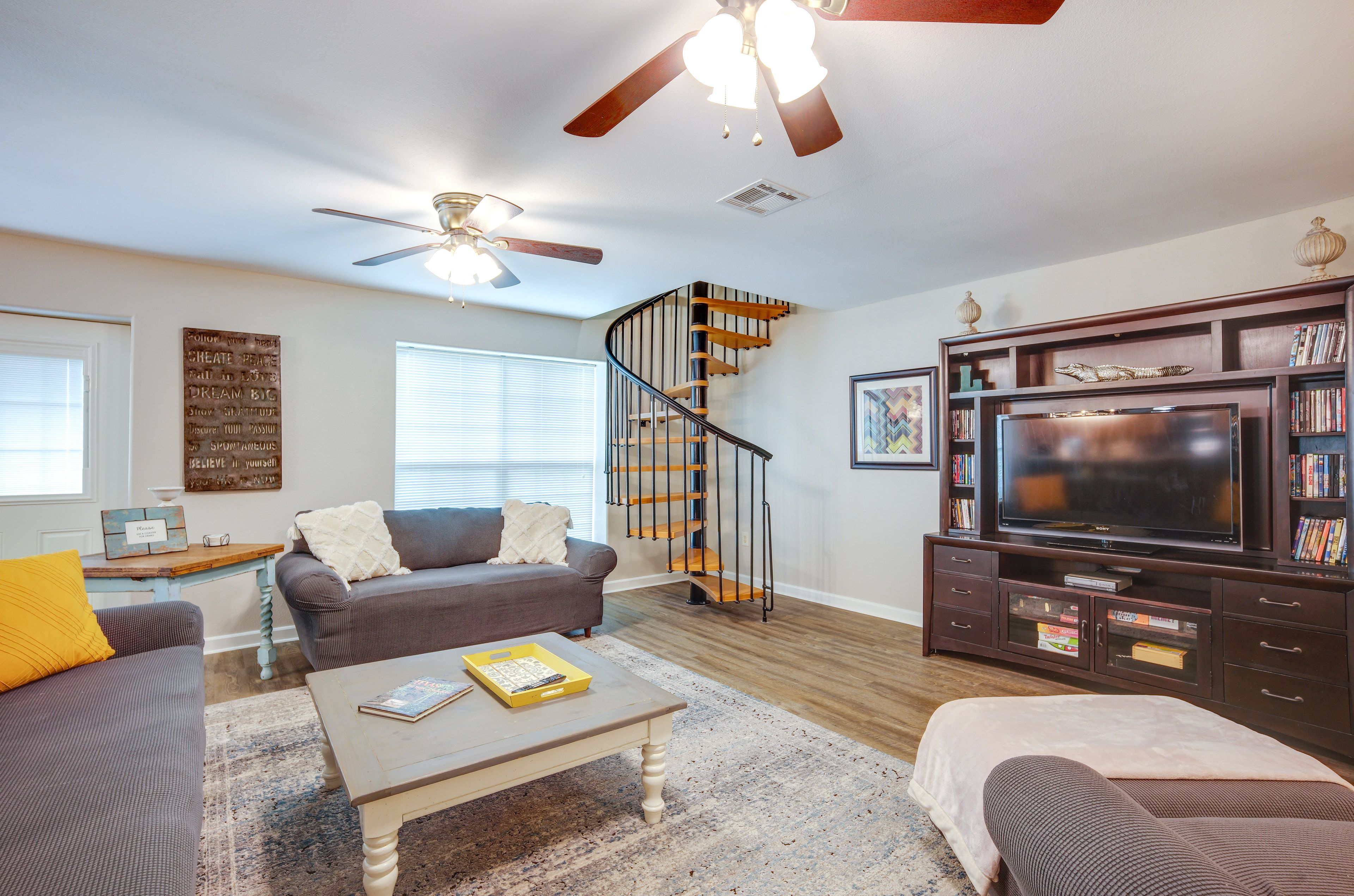 Living Room | Free WiFi | Central A/C