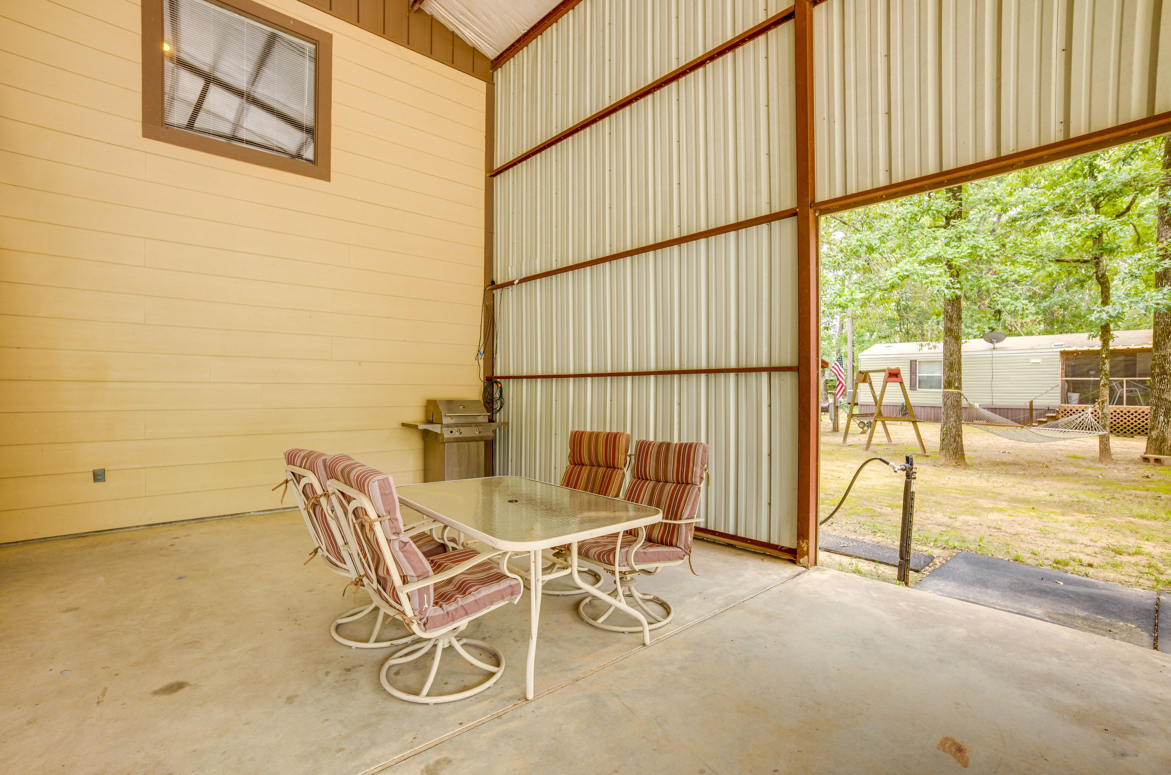 Outdoor Dining Area | Gas Grill
